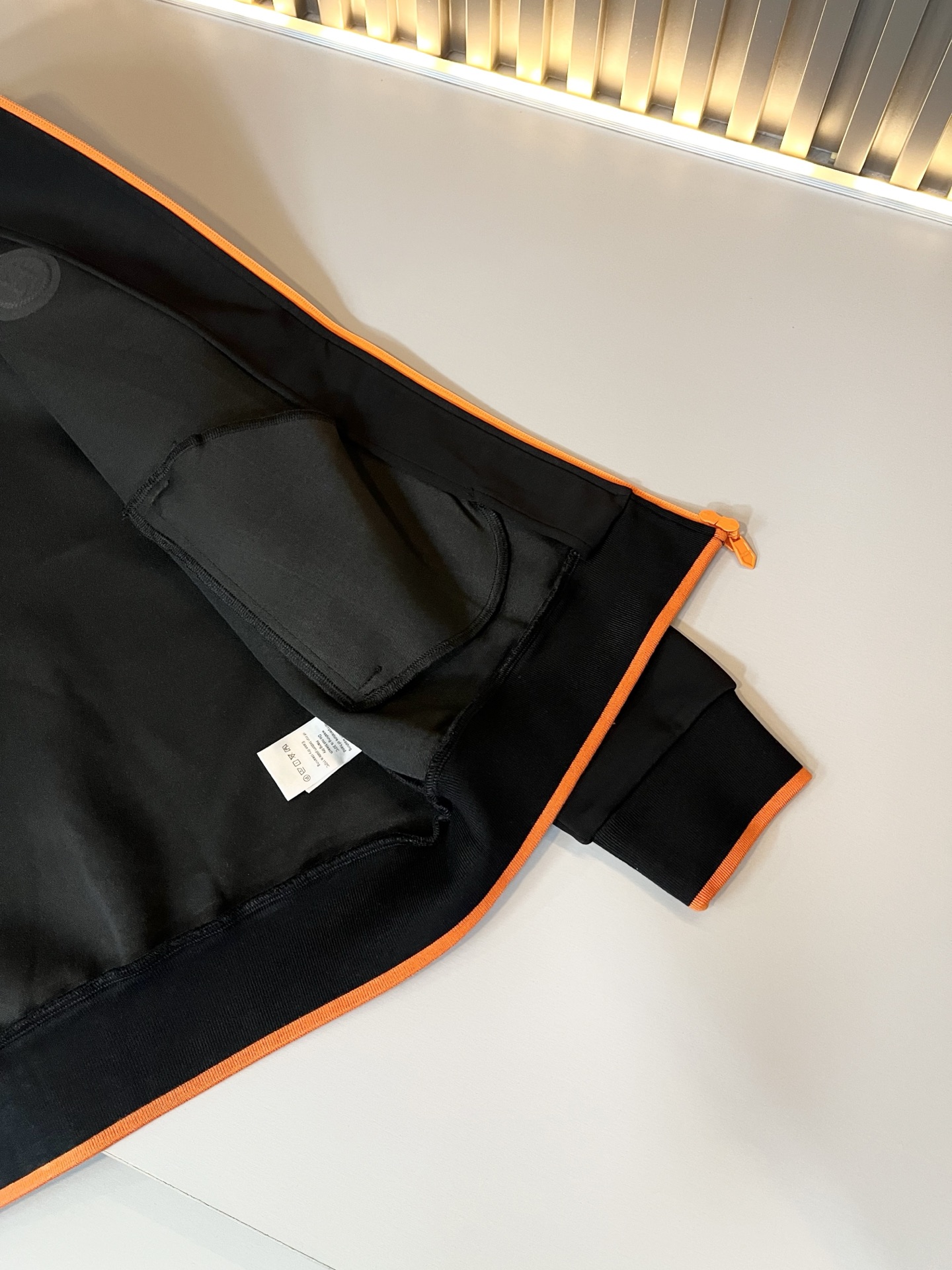 HERM*S爱*仕 2025秋冬男士高端休闲套装，海外贸易公司渠道订单 ！上海恒隆店在售！高级、简约，工