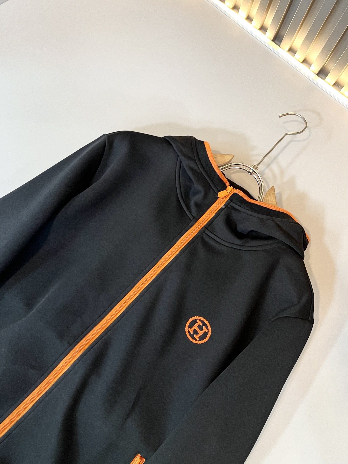 HERM*S爱*仕 2025秋冬男士高端休闲套装，海外贸易公司渠道订单 ！上海恒隆店在售！高级、简约，工