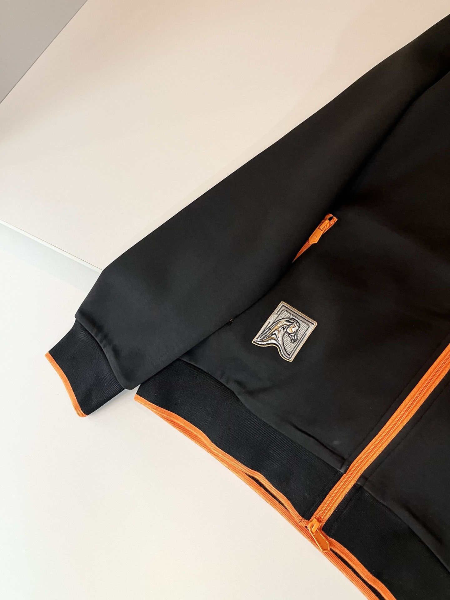 HERM*S爱*仕 2025秋冬男士高端休闲套装，海外贸易公司渠道订单 ！上海恒隆店在售！高级、简约，工