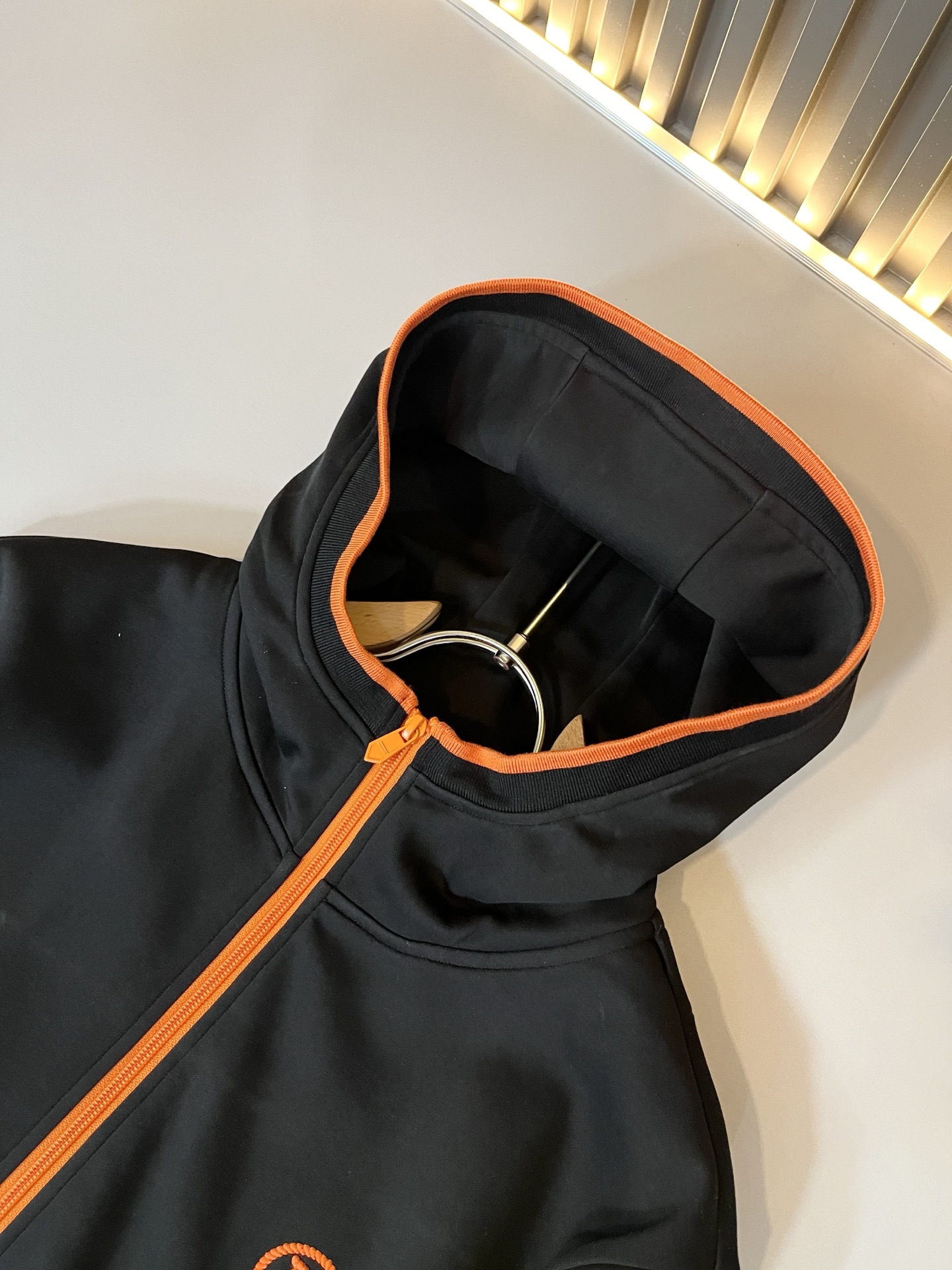 HERM*S爱*仕 2025秋冬男士高端休闲套装，海外贸易公司渠道订单 ！上海恒隆店在售！高级、简约，工