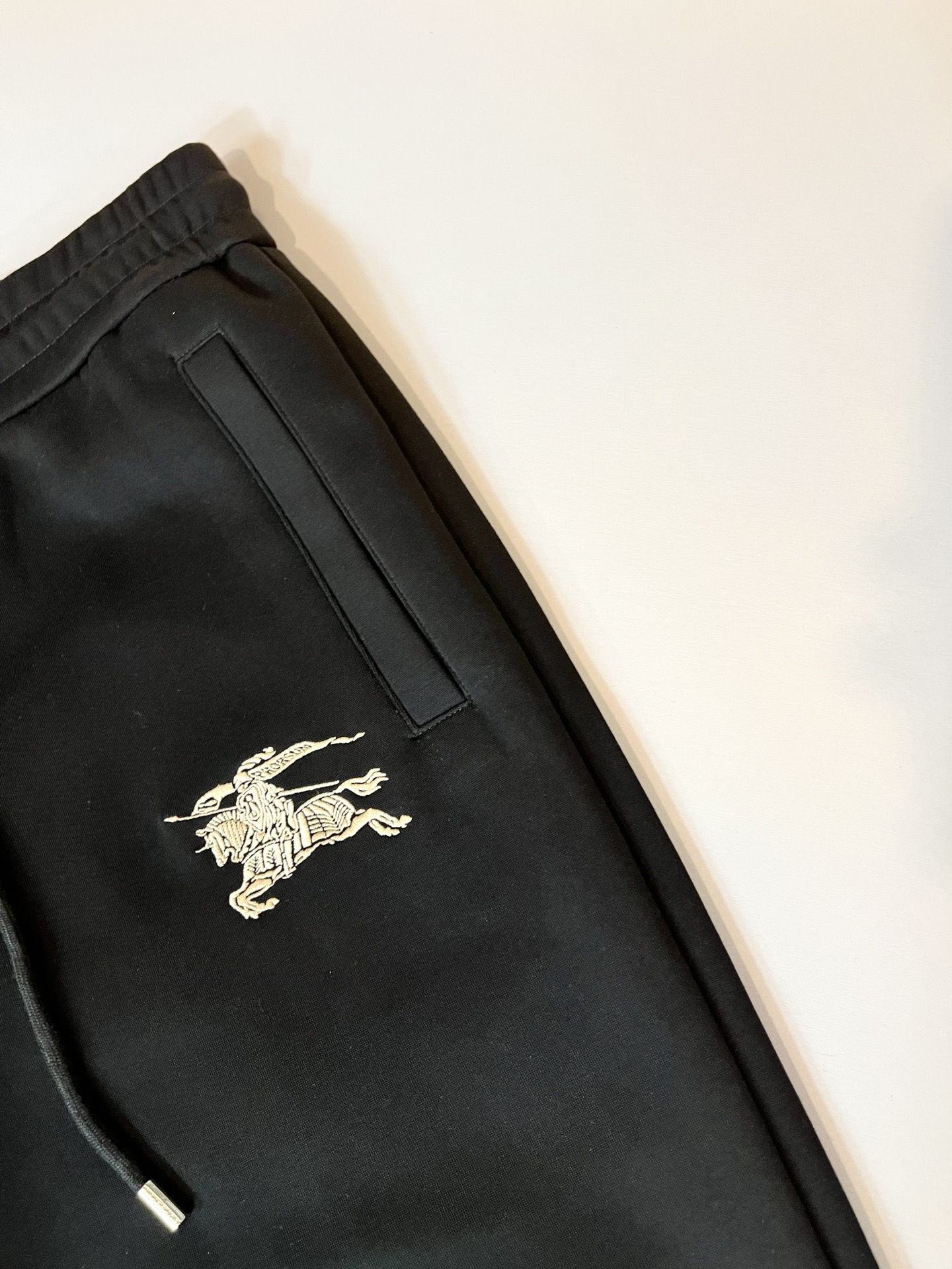 Bur*erry 巴*莉 2025秋冬新款男士休闲套装，品牌最新设计元素！既不单调也不复杂，好处的展现品