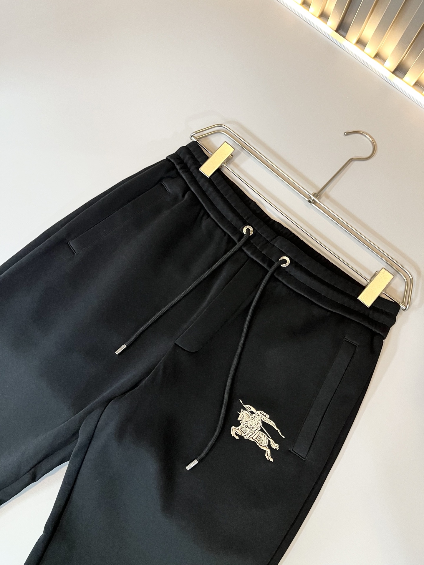 Bur*erry 巴*莉 2025秋冬新款男士休闲套装，品牌最新设计元素！既不单调也不复杂，好处的展现品