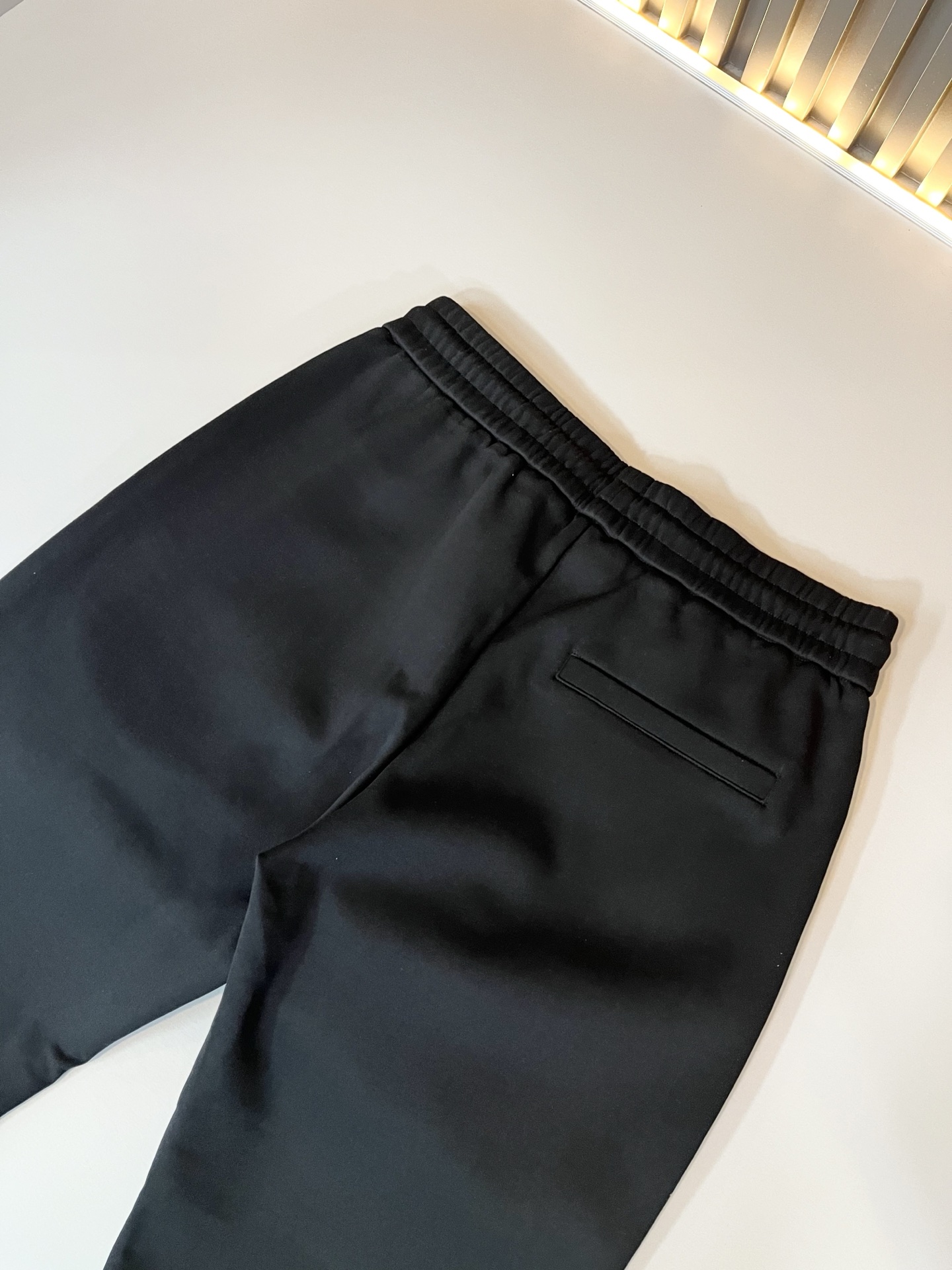 Bur*erry 巴*莉 2025秋冬新款男士休闲套装，品牌最新设计元素！既不单调也不复杂，好处的展现品