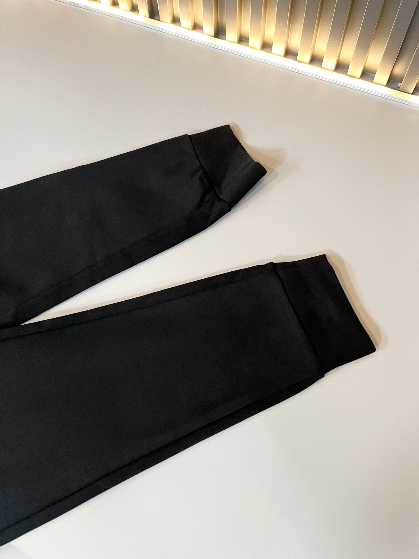 Bur*erry 巴*莉 2025秋冬新款男士休闲套装，品牌最新设计元素！既不单调也不复杂，好处的展现品