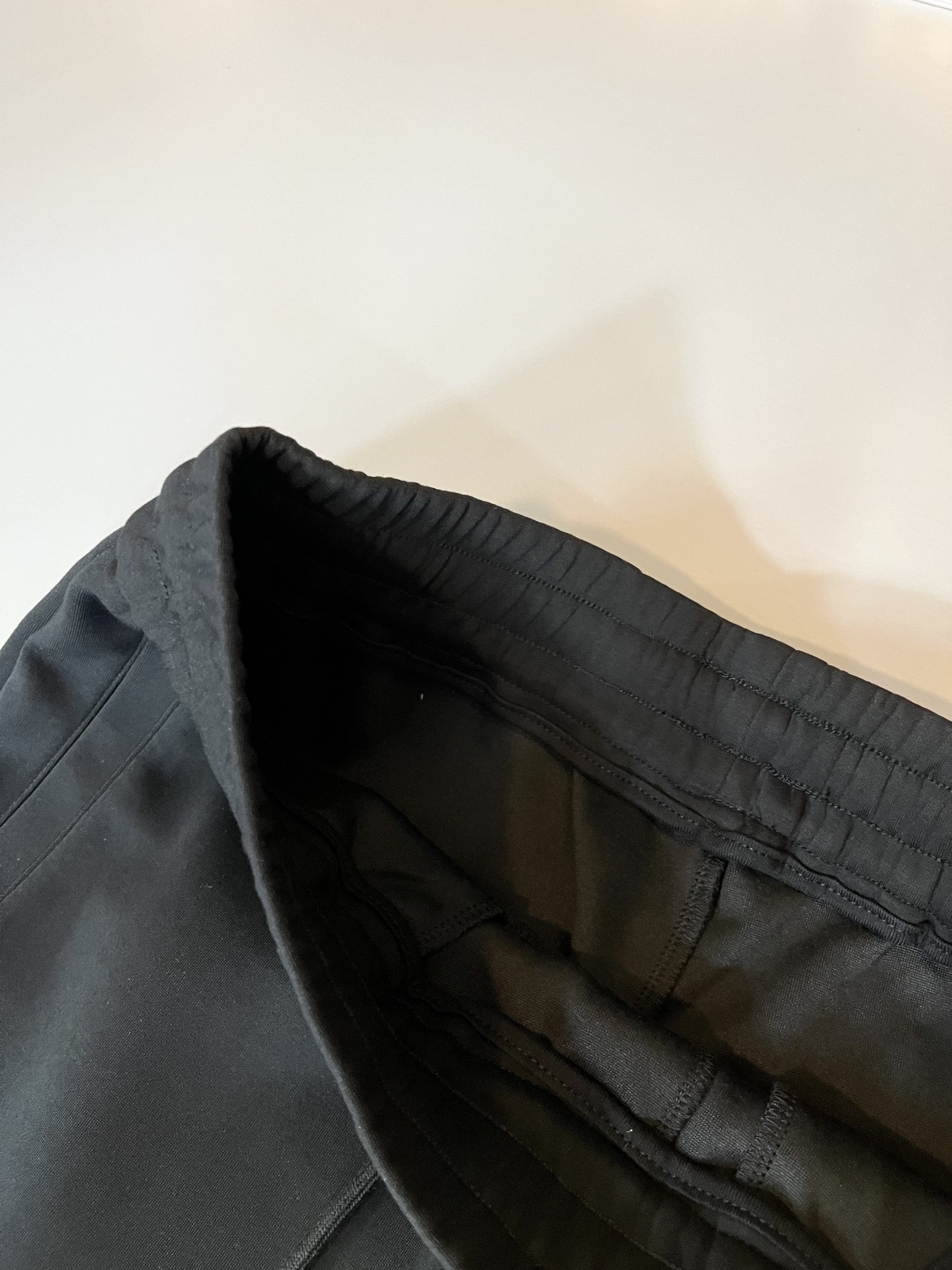 Bur*erry 巴*莉 2025秋冬新款男士休闲套装，品牌最新设计元素！既不单调也不复杂，好处的展现品