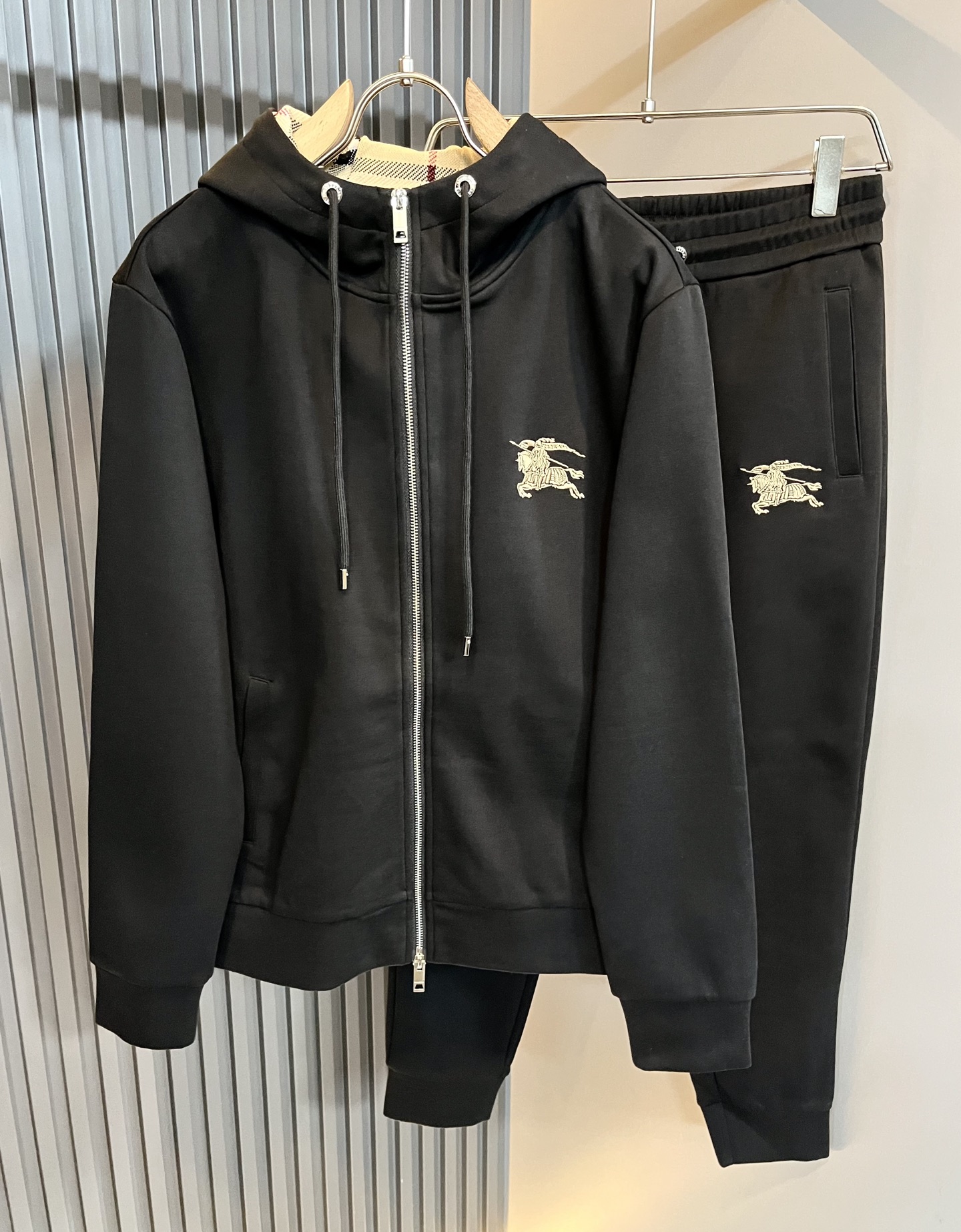 Bur*erry 巴*莉 2025秋冬新款男士休闲套装，品牌最新设计元素！既不单调也不复杂，好处的展现品