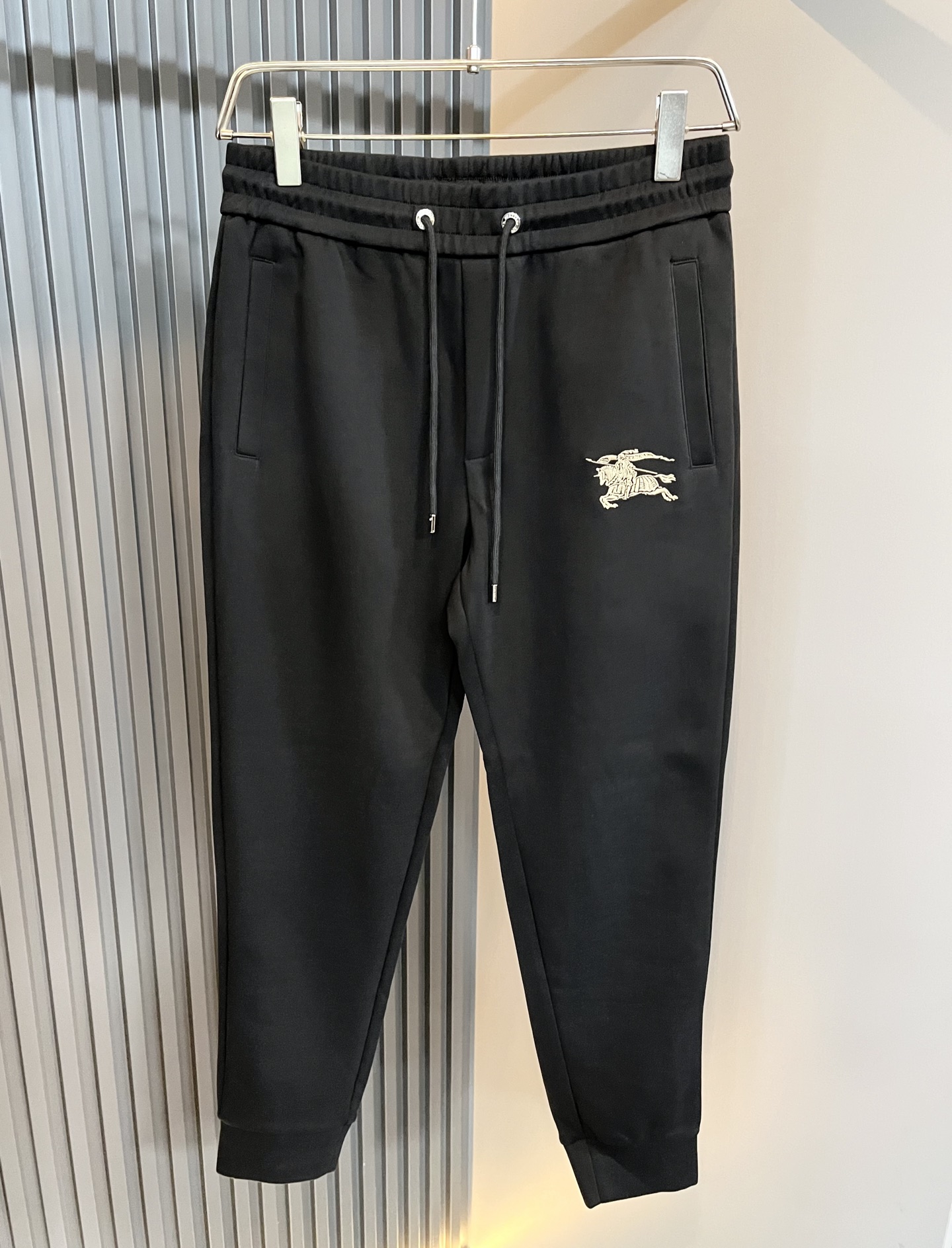 Bur*erry 巴*莉 2025秋冬新款男士休闲套装，品牌最新设计元素！既不单调也不复杂，好处的展现品