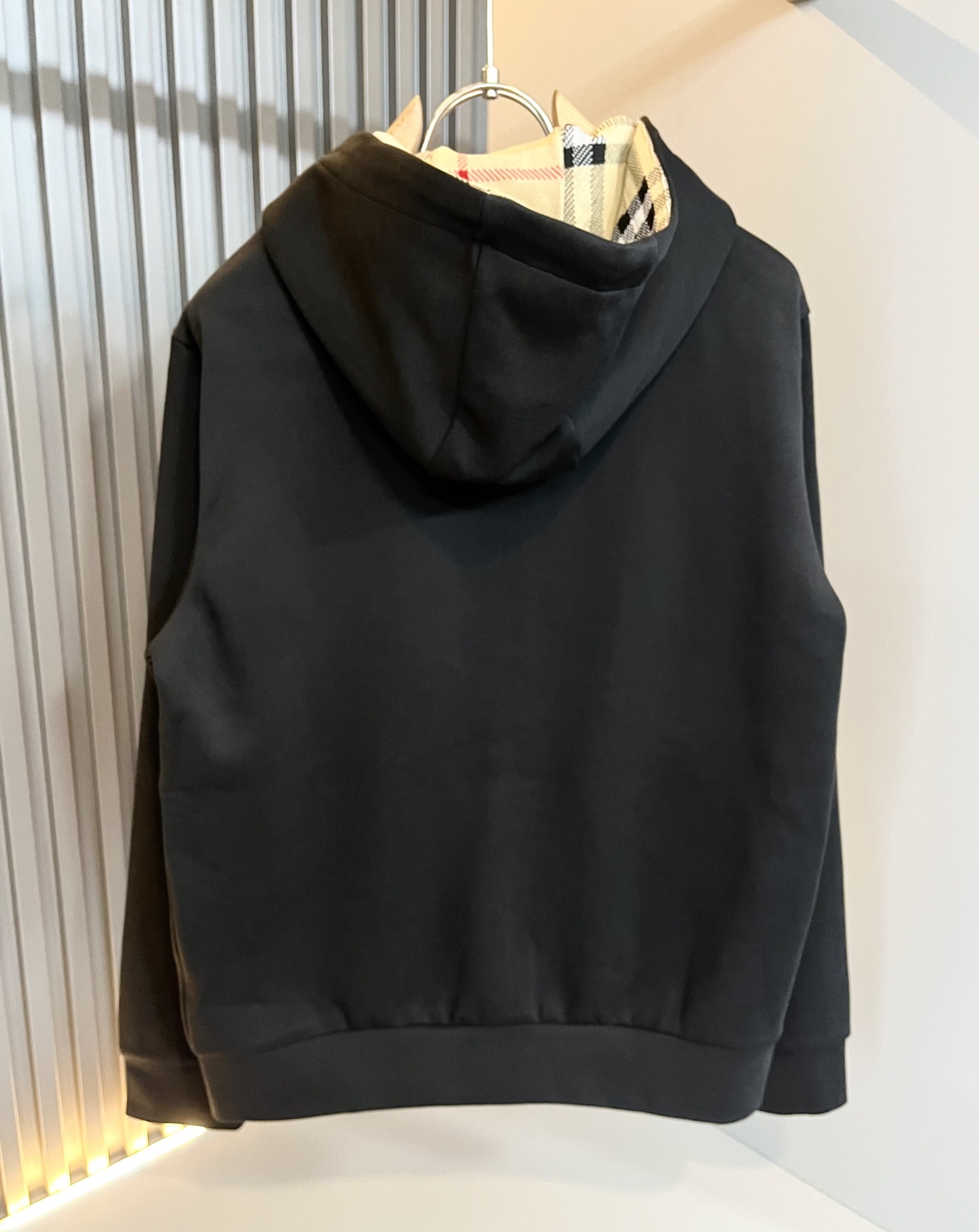 Bur*erry 巴*莉 2025秋冬新款男士休闲套装，品牌最新设计元素！既不单调也不复杂，好处的展现品