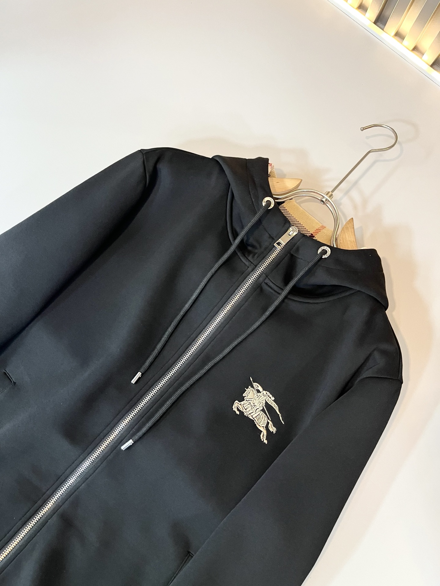 Bur*erry 巴*莉 2025秋冬新款男士休闲套装，品牌最新设计元素！既不单调也不复杂，好处的展现品