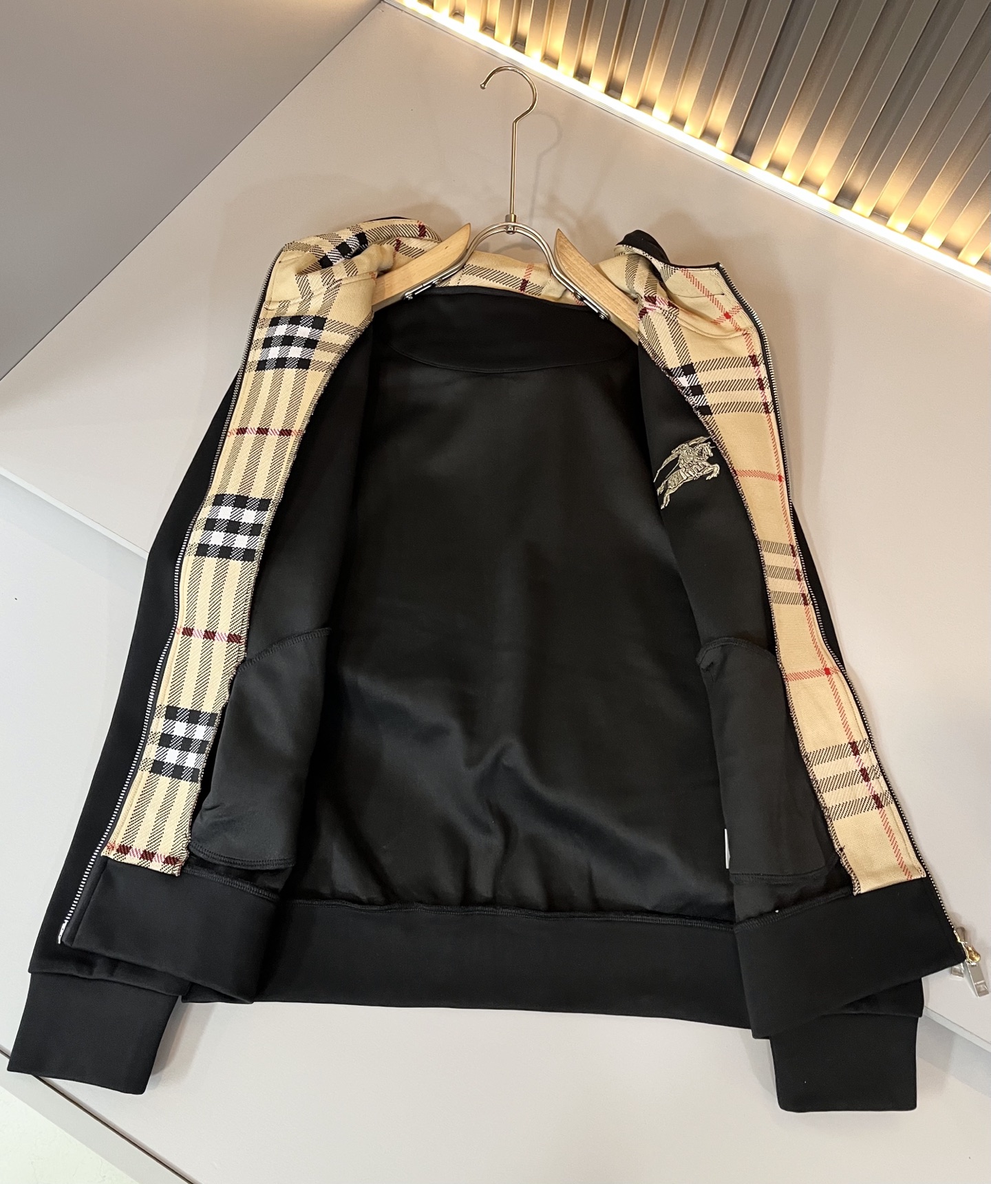 Bur*erry 巴*莉 2025秋冬新款男士休闲套装，品牌最新设计元素！既不单调也不复杂，好处的展现品