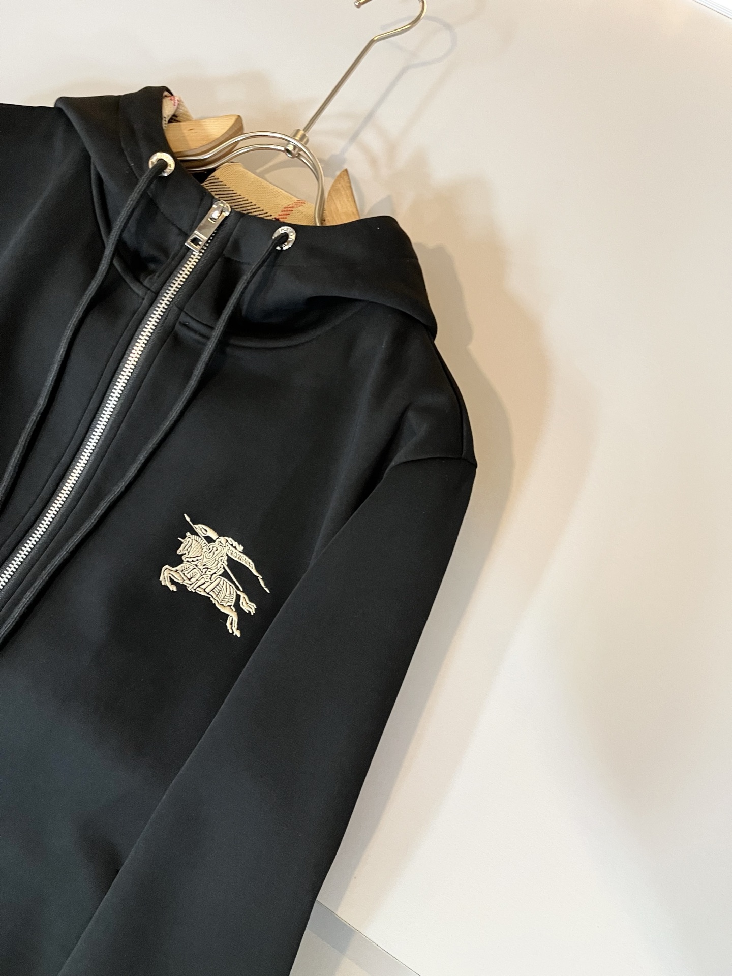 Bur*erry 巴*莉 2025秋冬新款男士休闲套装，品牌最新设计元素！既不单调也不复杂，好处的展现品