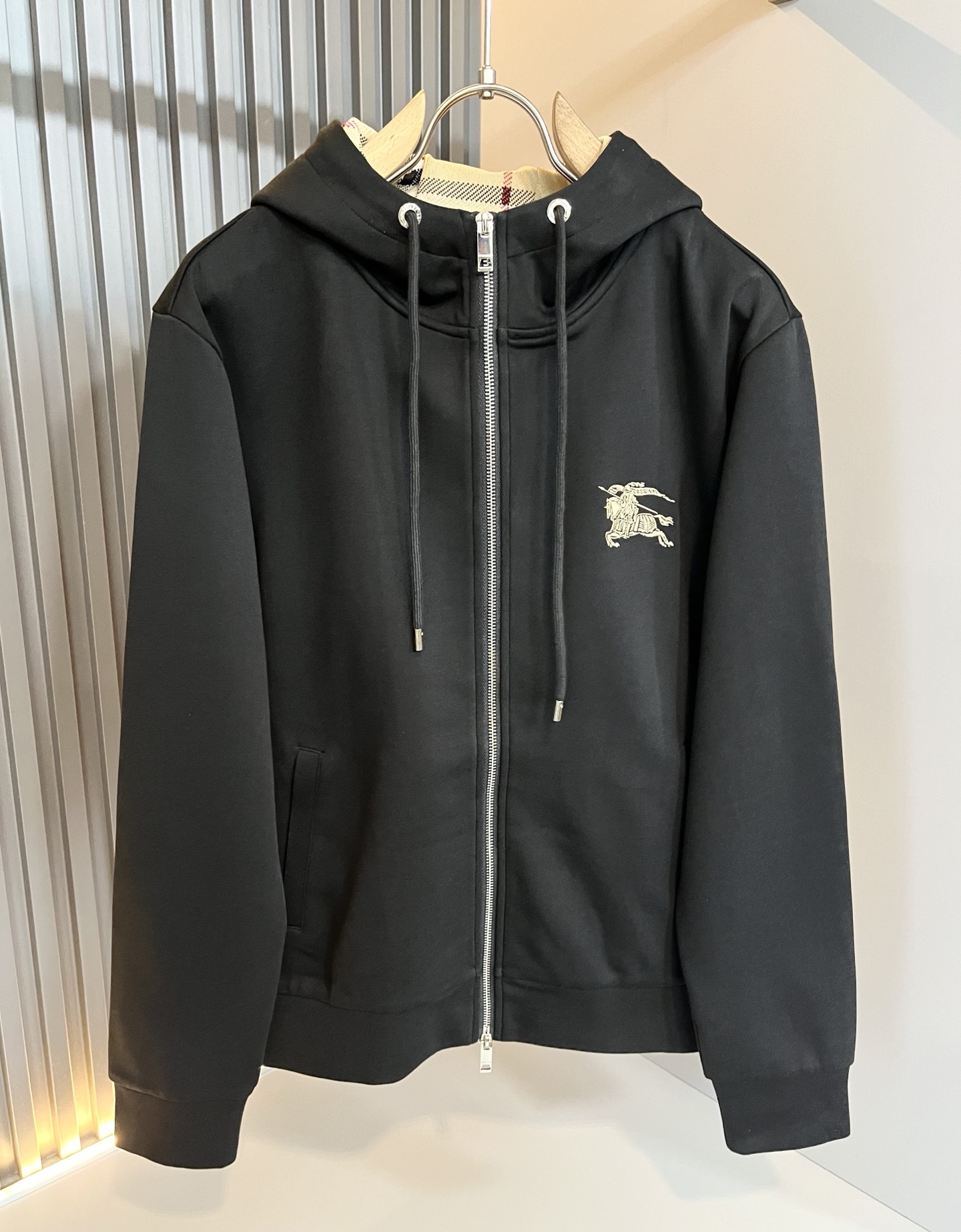 NO:531876,Bur*erry New autumn and winter men's casual suit, the latest brand design elements!  Neither monotonous nor complicated, the benefits show taste!  Customer-supplied top-quality pure cotton fabrics!  Embroidery logo design for clothes!  Comfortable, sweat-absorbing and breathable, the unique high-end fabric presents a simple and elegant temperament!  Customized original logo zipper design!  Full three-dimensional! Standard cutting design!  Every detail is a synchronized with high-end fashion. Size: M-3XL, burberry, alexander wang19860909Bur*erry 巴*莉 秋冬新款男士休闲套装,品牌最新设计元素！既不单调也不复杂,好处的展现品味！客供顶级纯棉面料！衣身刺绣logo设计！舒适吸汗透气根本不在话下,面料独具的高奢感呈现简约优雅气质！定制原版logo拉链设计！饱满立体!标准裁剪设计！每一处细节都是与高端时尚同步的体现.尺码:M-3XL,,burberry,alexander wang,Men's clothing