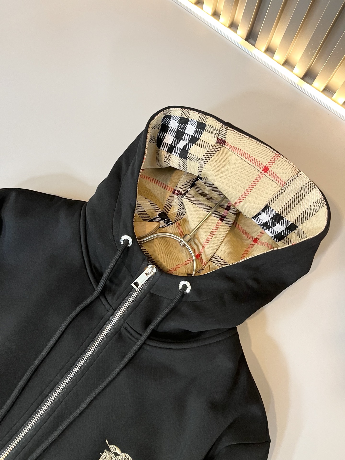 Bur*erry 巴*莉 2025秋冬新款男士休闲套装，品牌最新设计元素！既不单调也不复杂，好处的展现品