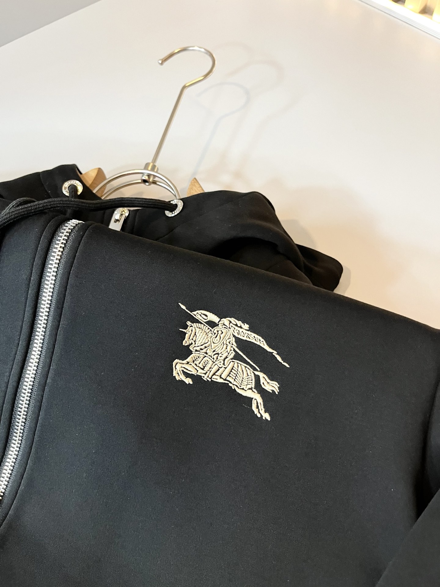 Bur*erry 巴*莉 2025秋冬新款男士休闲套装，品牌最新设计元素！既不单调也不复杂，好处的展现品