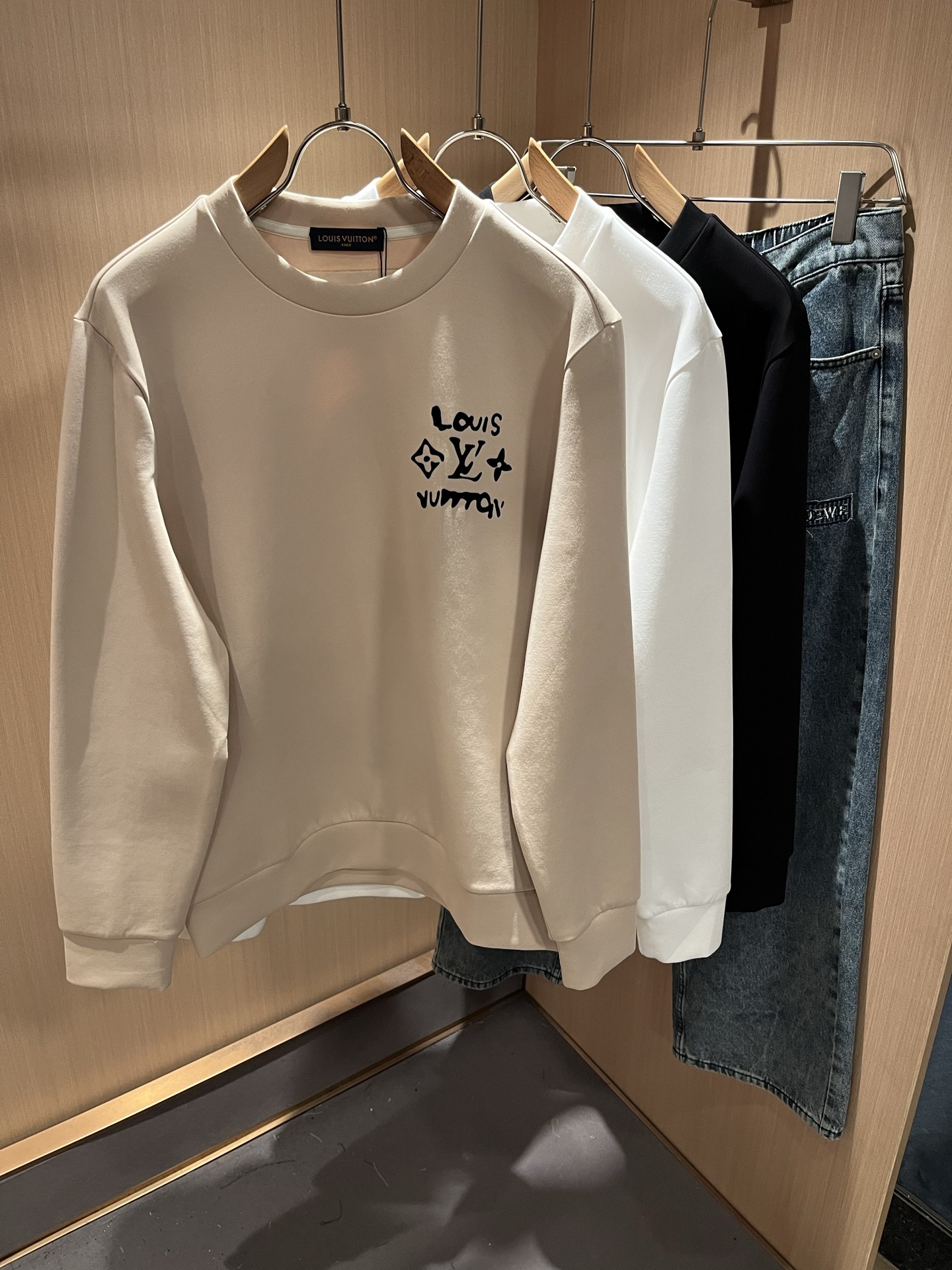 NO:524395,LouisVuitt*Louis*Deng The new autumn and winter series of items are launched, a very fashionable and avant-garde long-sleeved sweatshirt for men and women, with a logo on the chest logo pattern glue-pressing design!  Different from the past, it declares the design concept that has been passed down for many years in the brand!  Its eye-catchingness is no less than any classic style, perfectly presenting the fashionable, high-end and luxurious feeling in front of the world!  Made of imported cotton materials, selected high-quality pure cotton fabrics, soft and soft to the touch, the real thing is definitely beyond your imagination, and it has been used to the extreme!  Size M-3XL, louis vuitton,louis vuitton,hoodie,sweatshirts,alexander wang19860909LouisVuitt*路易*登 秋冬全新系列单品上线,非常时髦前卫的一款男女同款长袖卫衣,胸前标识logo图案压胶设计！区别于以往的不同,宣示品牌传承多年的设计理念！其吸睛度完全不亚于任何经典款式,将时髦高级感与奢华感完美呈现在世人眼前！客供进口全棉材质制成,精选优质纯棉面料,触感软糯亲肤细腻,实物到手绝对超乎你的想象,发挥到了极致！尺码M-3XL,,louis vuitton,louis vuitton,hoodie,sweatshirts,alexander wang,Men's clothing