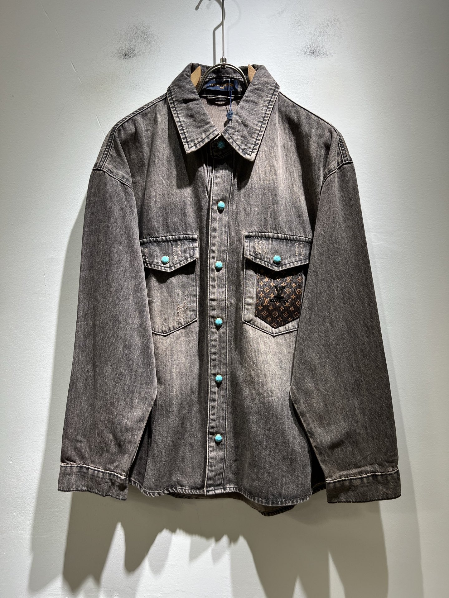 NO:524334,Louis Vuit*on Louis Vuit*on New light luxury men and women's denim shirt style, the new high-end of the Louis family, the details and quality are always flawless, customized original washing cowboy fabric!  Creative leather design with logo pattern on chest!  If you don’t buy a few Louis items this fall and winter, you are not considered a fashion expert. It interprets Louis’ iconic elements, which are really something that everyone loves. It is super soft and tough, and has excellent breathability. It comes from world-class trade-level OEM channels, with extremely rare quantity and no help after selling out. It is clean and neat. This is the special skill of the Louis family and the latest craftsmanship this quarter. The degree of meticulousness has reached the top, and the loose three-dimensional tailoring design is a unique one. It is a fusion of luxury and fashion!  Size M-4XL, louis vuitton,louis vuitton,alexander wang19860909Louis Vuit*on 路易*登 秋冬新款轻奢男女同款牛仔衬衣款,路易家族的新高端,细节品质永远的那么完美无瑕,定制原版洗水牛仔面料！胸前口袋logo图案皮革创意设计！今年秋冬没有入手几件路易你算不上时尚达人.诠释路易的标志性元素,实属人见人爱的东西.超级柔软且具有韧性,透气感也是绝佳.来自世界级贸易级别的代工厂渠道,数量极其稀少售完无补.干净俐落.这是路易家族的看家绝活也是本季度的最新工艺.细致化程度已经达到顶端了,宽松立体剪裁的版型设计堪称一绝.属于奢华与时尚的融合！尺码M-4XL,,louis vuitton,louis vuitton,alexander wang,Men's clothing