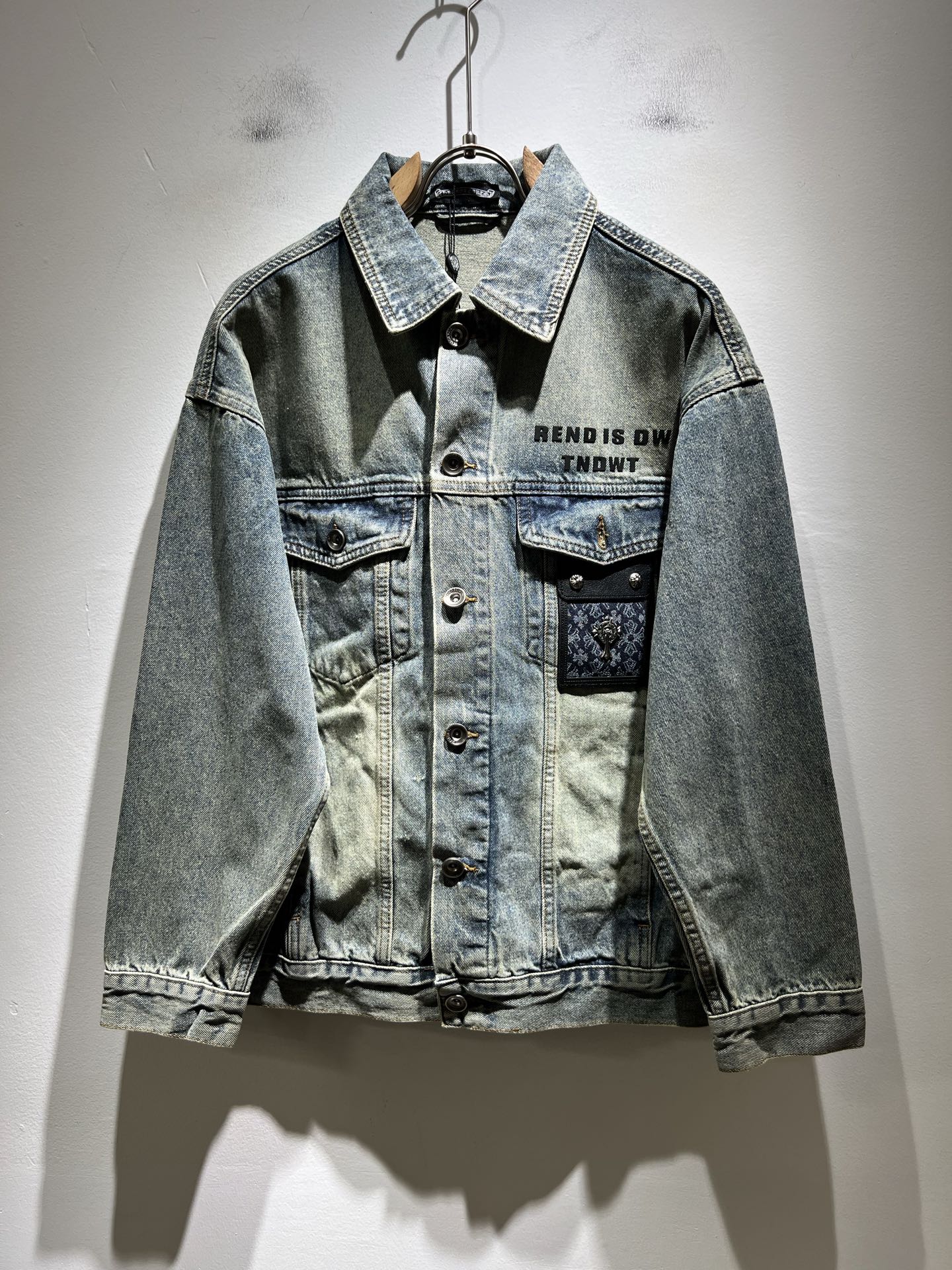 NO:524338,Chrome hear*s*s new denim jacket in autumn and winter, classic silver jewelry accessories series!  The same style of men and women, a casual pants that you recognize from the bottom of your heart, and over time, it makes you more rare. The trendy high street king is the trendy brand Chrome hear*s Ke*xin. To be honest, wearing Croxin is very fashionable. If you match denim together, it will be fashionable and there is nothing to say about the streets. Made of custom-made original cotton material, the fabric feels great. This kind of comfort feels really not picky on the body. The casual and chic taste is particularly good, which enhances the sense of fashion and appearance. And such pants are particularly easy to match with various types of shoes. Where is the recognition? Leather logo matching design!  Customized by heavy industry!  Strong, not easy to wear, and the details are very well-established. Size M-4XL, chrome hearts, chrome hearts, jackets & coats, jackets & coats, alexander wang19860909Chrome hear*s克*心 秋冬新款牛仔夹克外套,经典银饰辅料系列！男女同款一款让你从心底认可的休闲裤,并且经过时间的推移而让你更加珍稀,潮流的高街之王,那就是潮牌chrome hear*s克*心,穿克罗心的实话讲很潮了,如果连牛仔也一起搭配,那就是潮爆了,潮爆街头没话说.定制原版纯棉材质制成,面料手感一绝,这种舒适感穿在身上,上身真心不挑人,休闲潇洒的味道特别足,提升时尚感和颜值,并且这样的裤型特别好搭配各种类型的鞋子.辨识度就在哪里,皮革logo搭配设计！重工定制！韧性足,不易磨损,细节工艺非常到位.尺码M-4XL,,chrome hearts,chrome hearts,jackets & coats,jackets & coats,alexander wang,Men's clothing