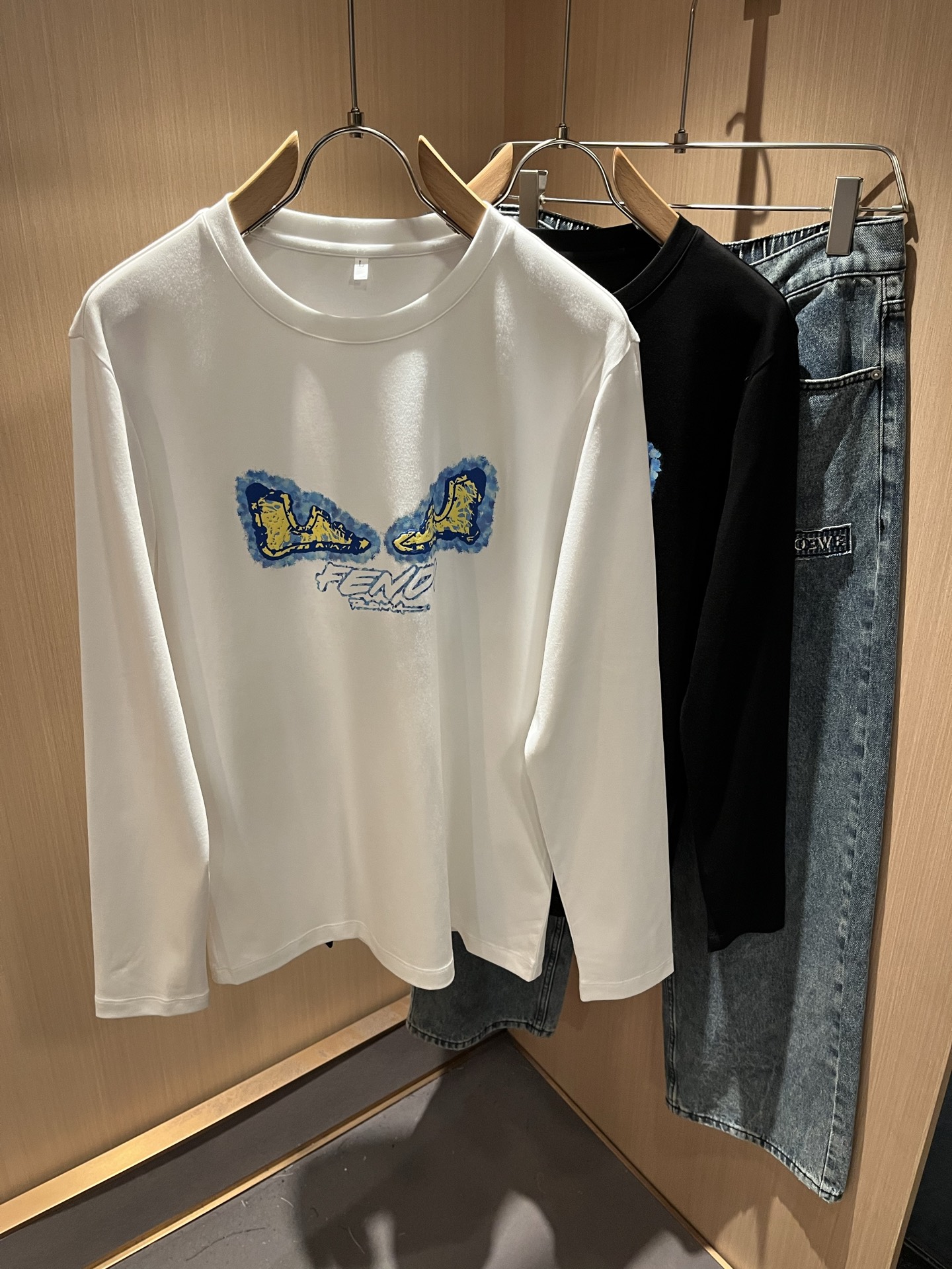 NO:528602,FEN*I FEN*Di 2025 autumn and winter new FD family FF men and women base shirt, versatile and simple short sleeves for men and women. Original Italian orders, popular FD family items, simple and pure colors. The FD family's enduring iconic products, high-quality products with full representativeness and full specifications, and high-quality products that all FD fans are worth buying!  Pure Yidian channel orders, high-end and popular products from the FD family, very popular items at the moment, and iconic letter logo pattern glue-on modification!  High-end goods worth keeping and giving away to others!  It is trendy and beautiful, with a full sense of trendy atmosphere, and has a very high level and specifications. It uses a very classic black and white color combination, giving people a strong visual impact and has a very high recognition. It is top-quality exclusive pure cotton fabric, created with a soft, delicate and comfortable touch, and has a very high-end and classy appearance!  Perfectly interprets the charm of the brand and leaves a deep impression. It is more fashionable and charming. It has simple, elegant and fashionable upper body, and is even more stressful for outfits!  The inner wear alone is very delicious and beautiful scenery that cannot be ignored!  Size M-4XL, fendi,dior,T-shirt,alexander wang19860909FEN*I 芬*迪2025秋冬新款FD家族FF男女同款打底衫,男女同款百搭极简短袖.意大利原厂订单,FD家族人气单品,简约纯色系打造.FD家族经久不衰的标志性臻品,代表性十足,规格感十足的精品,所有FD粉丝都值得抢购的精品！纯正意代渠道订单,FD家族的高奢人气爆款产物,当下十分火爆的单品,标志性字母logo图案压胶修饰！值得自留和送人的高端货！新潮又好看,潮流气息感十足,档次规格感极高,并且采用十分经典的的黑白双色搭配,给人的视觉冲击感相当强烈,有着极高的辨识度,顶级专属纯棉面料,打造,触感柔软细腻舒适,品相相当高级有档次！完美诠释品牌魅力,给人留下深刻印象.更具时尚与韵味,上身简约大方时尚,对于穿搭更是毫无压力！单穿内搭都极有味道,不可忽视的靓丽风景线！ 尺码M-4XL,,fendi,dior,T-shirt,alexander wang,Men's clothing