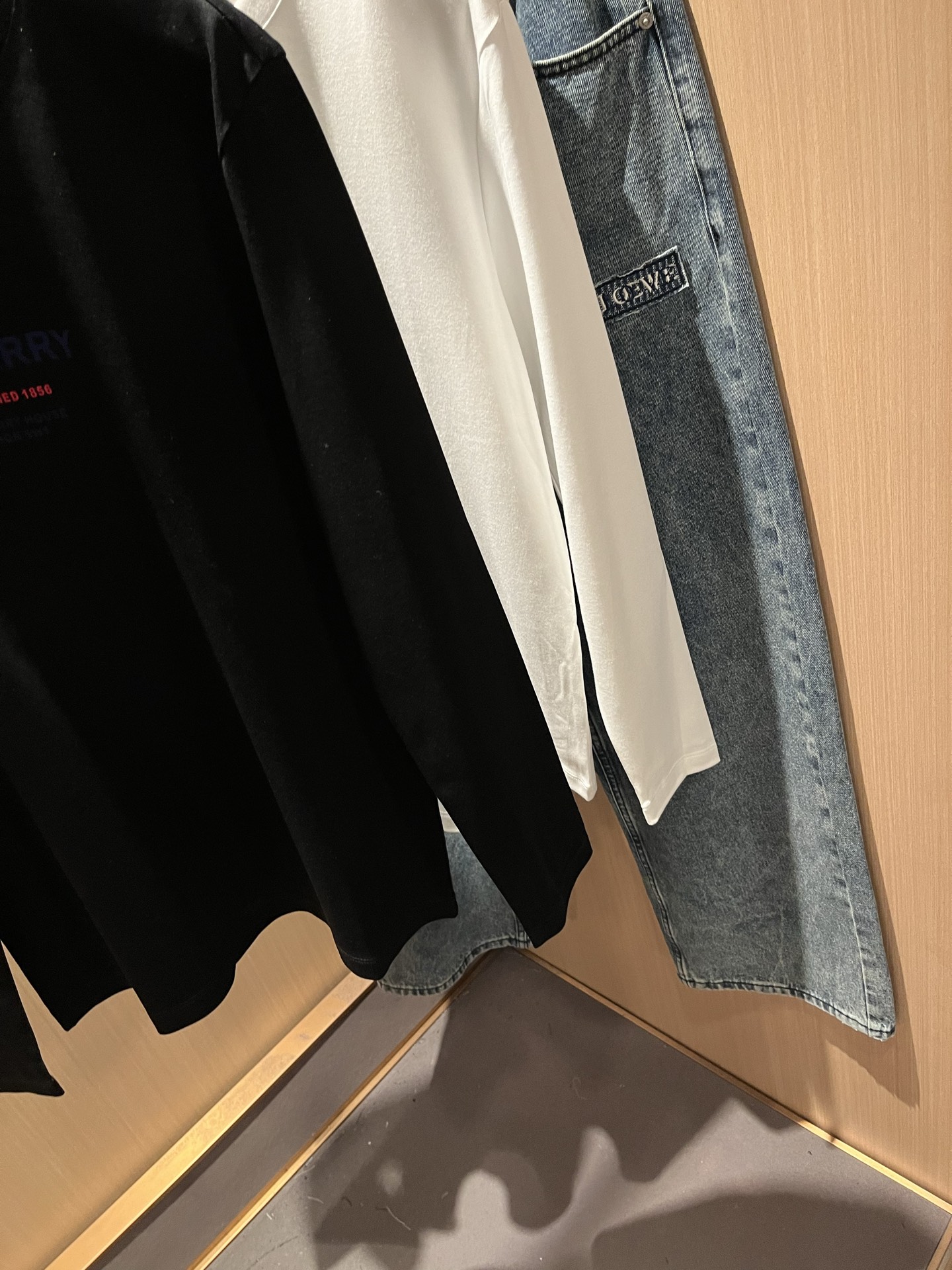 Bur*erry 巴*莉 2025秋季新款男士长袖打底，品牌最新设计元素！既不单调也不复杂,恰到好处的展