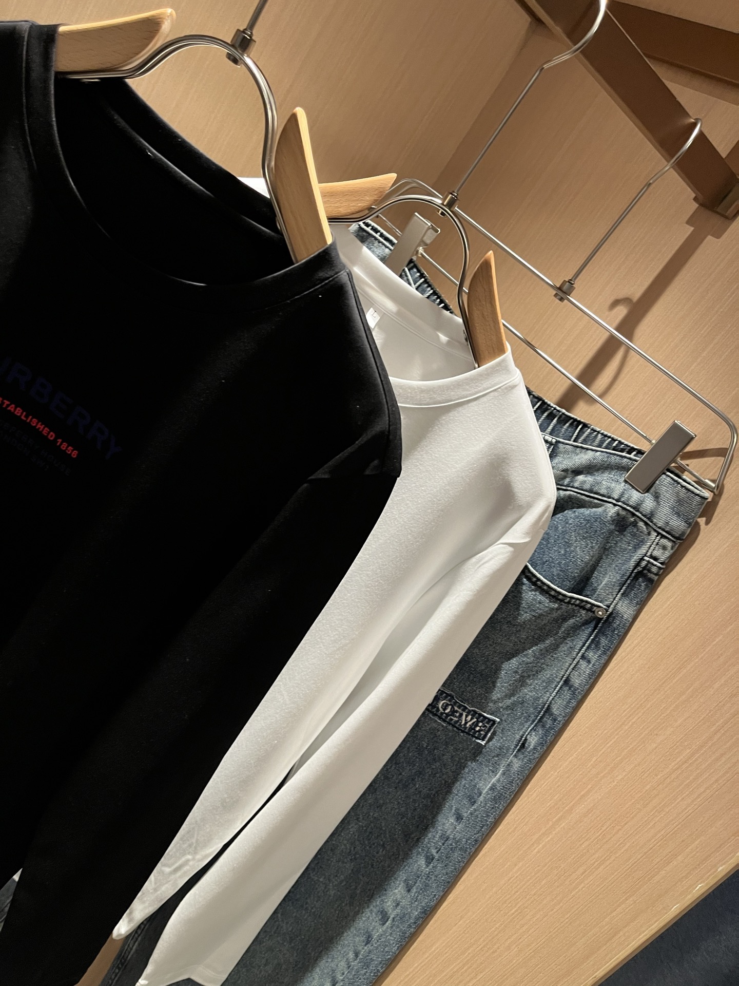 Bur*erry 巴*莉 2025秋季新款男士长袖打底，品牌最新设计元素！既不单调也不复杂,恰到好处的展