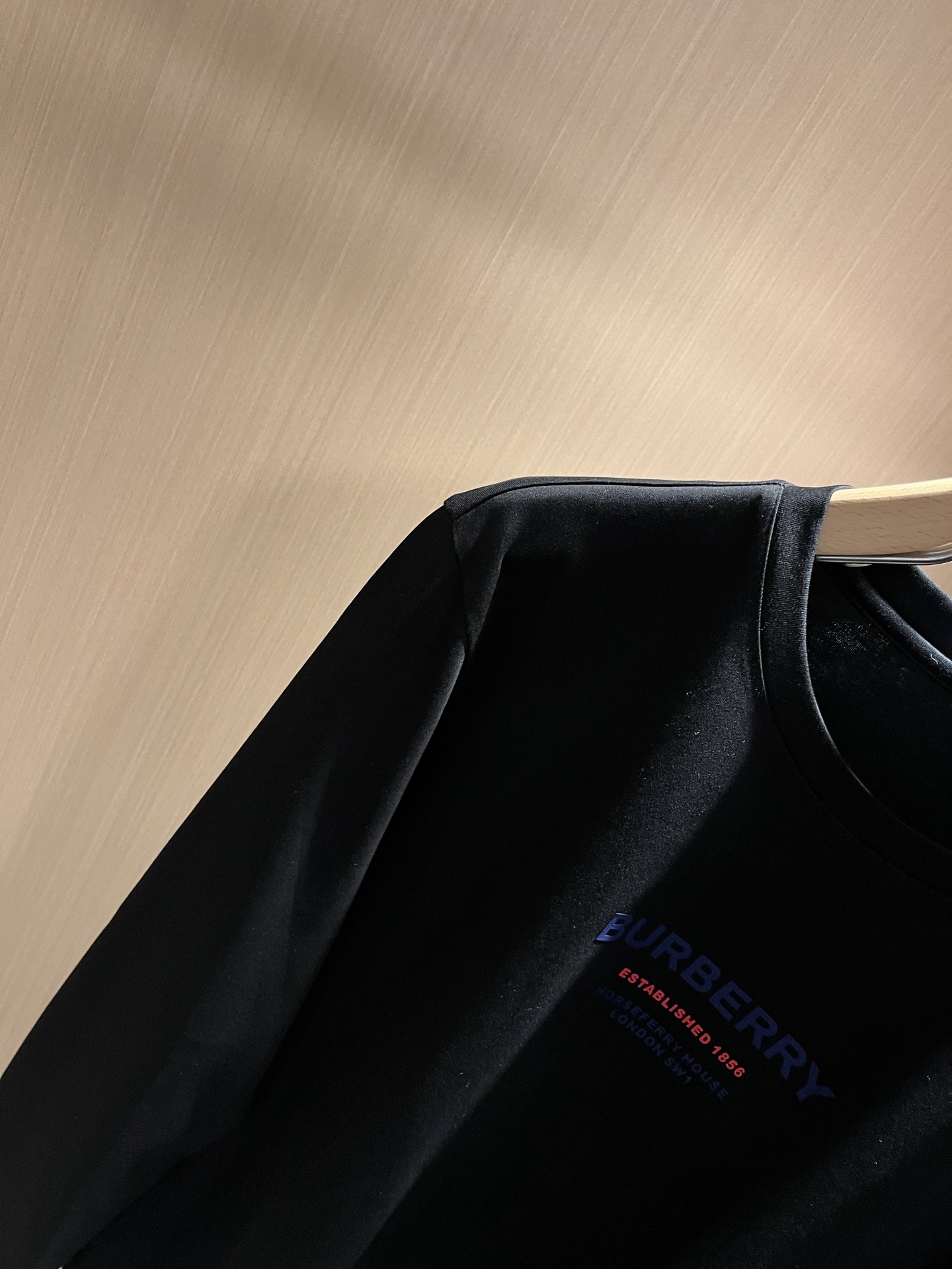 Bur*erry 巴*莉 2025秋季新款男士长袖打底，品牌最新设计元素！既不单调也不复杂,恰到好处的展