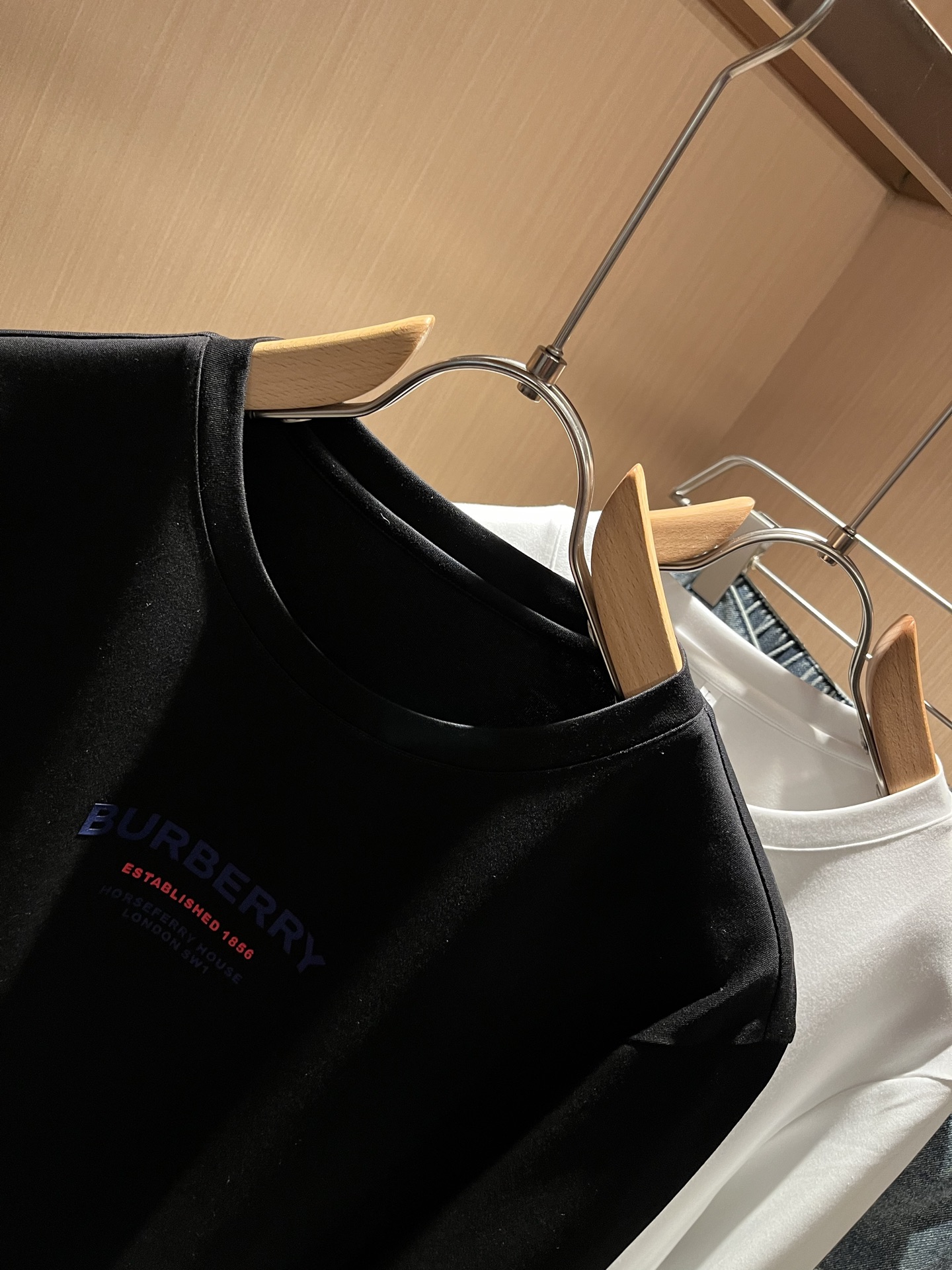 Bur*erry 巴*莉 2025秋季新款男士长袖打底，品牌最新设计元素！既不单调也不复杂,恰到好处的展