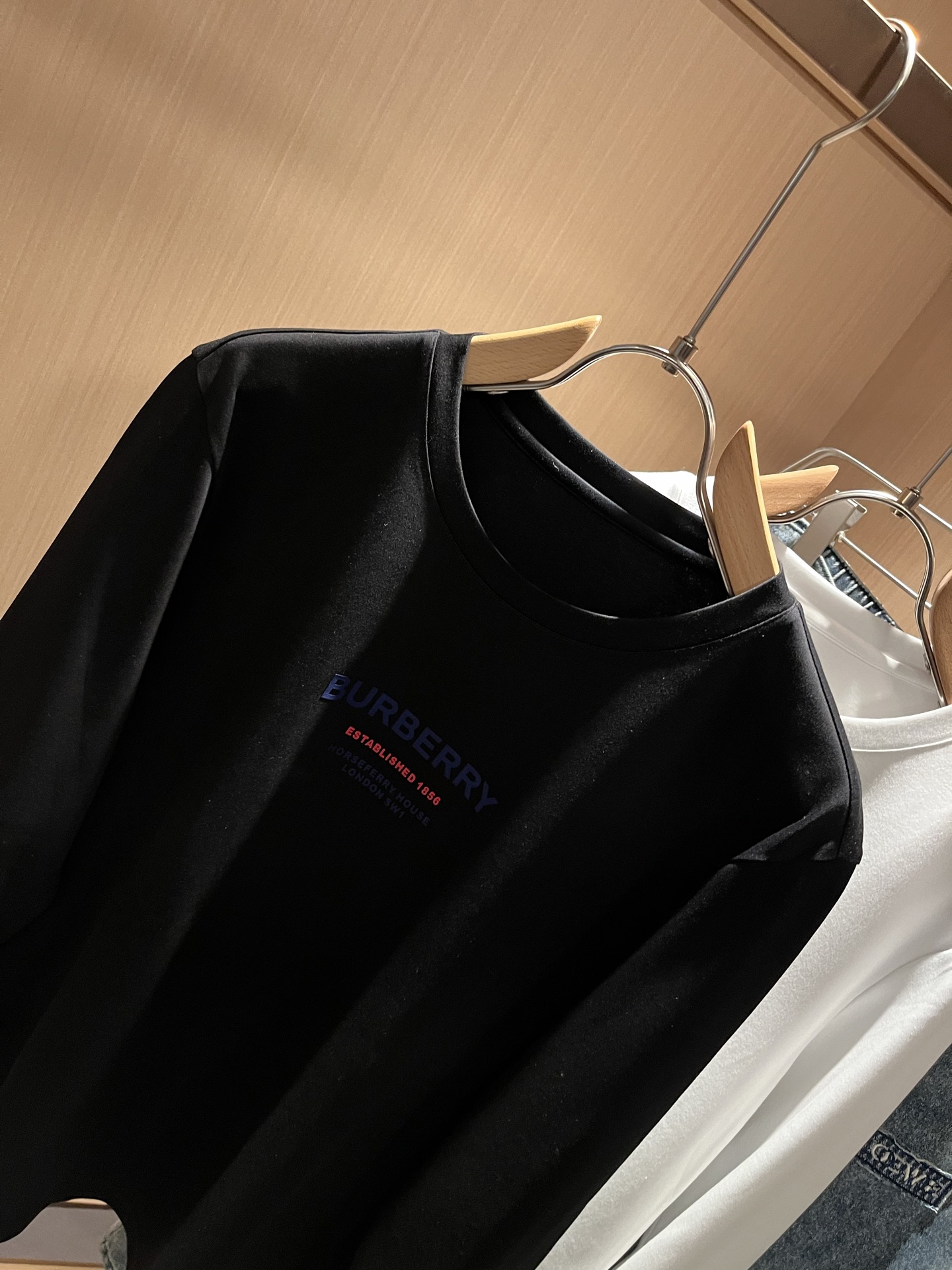 Bur*erry 巴*莉 2025秋季新款男士长袖打底，品牌最新设计元素！既不单调也不复杂,恰到好处的展