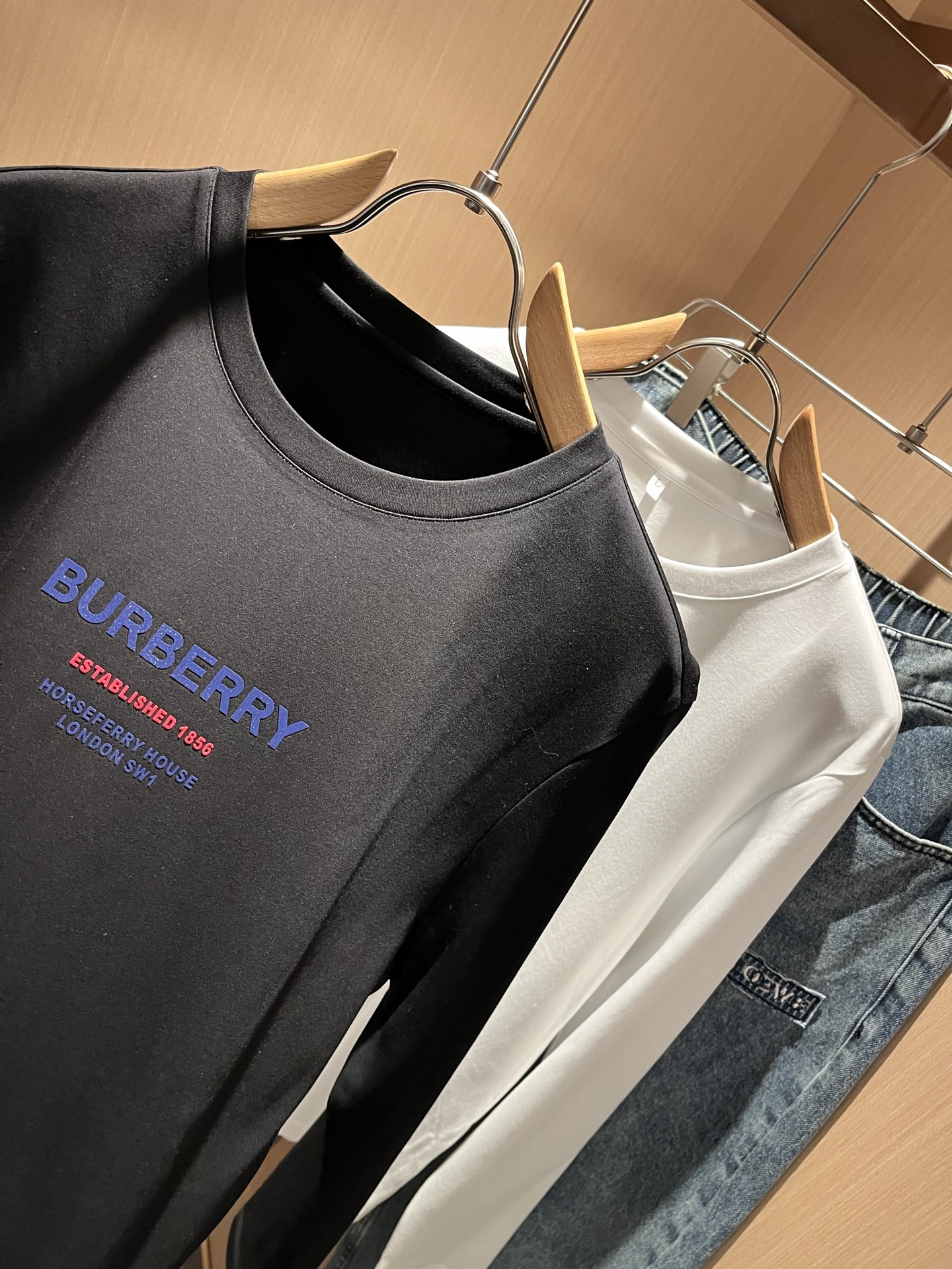 Bur*erry 巴*莉 2025秋季新款男士长袖打底，品牌最新设计元素！既不单调也不复杂,恰到好处的展