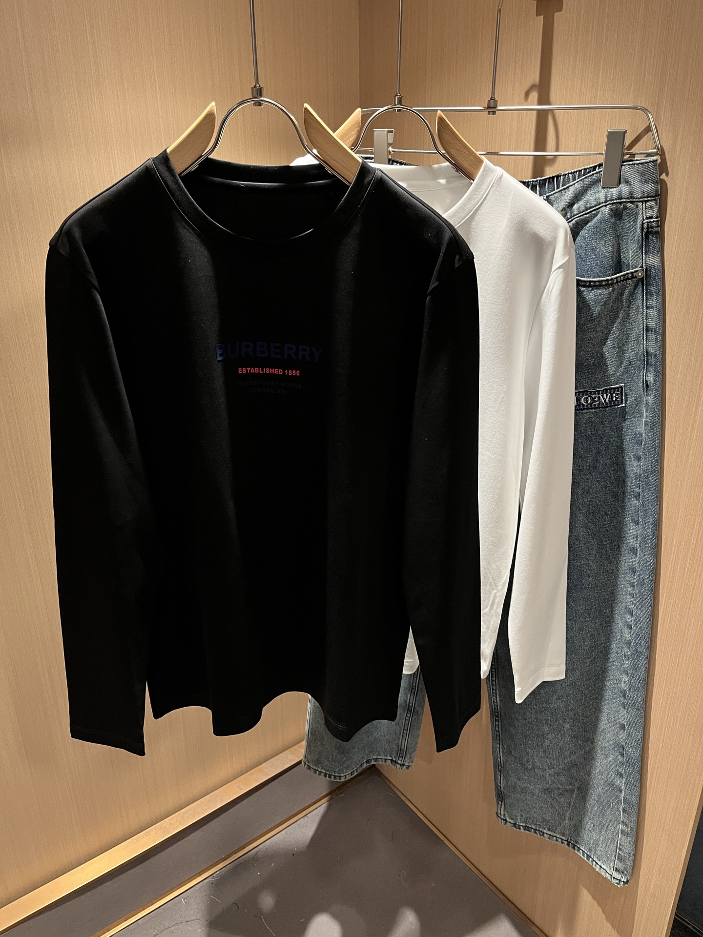 Bur*erry 巴*莉 2025秋季新款男士长袖打底，品牌最新设计元素！既不单调也不复杂,恰到好处的展