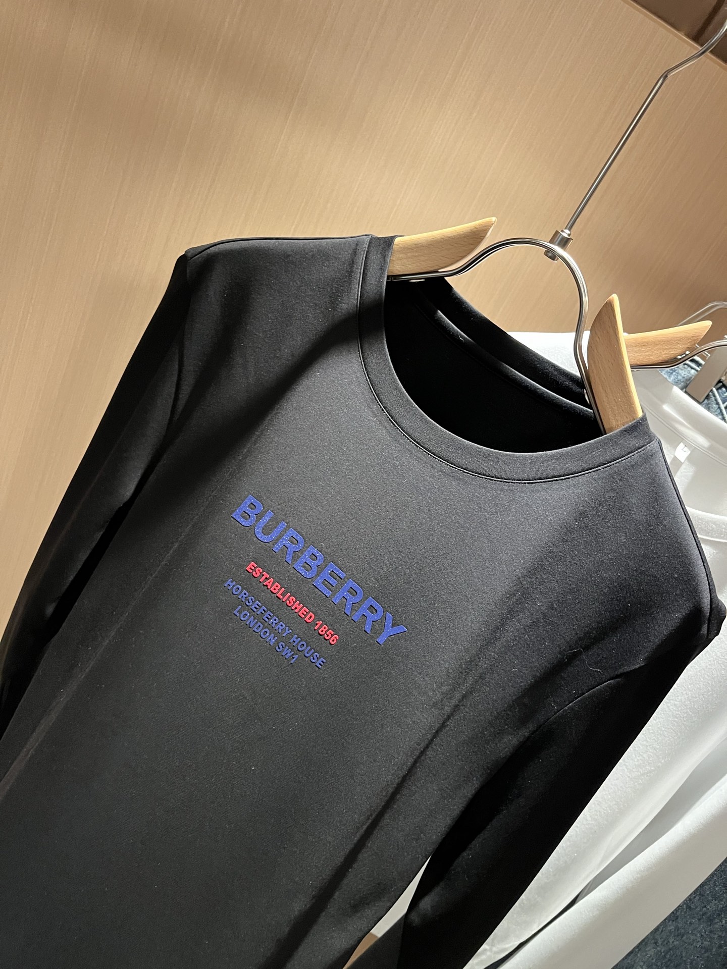 Bur*erry 巴*莉 2025秋季新款男士长袖打底，品牌最新设计元素！既不单调也不复杂,恰到好处的展