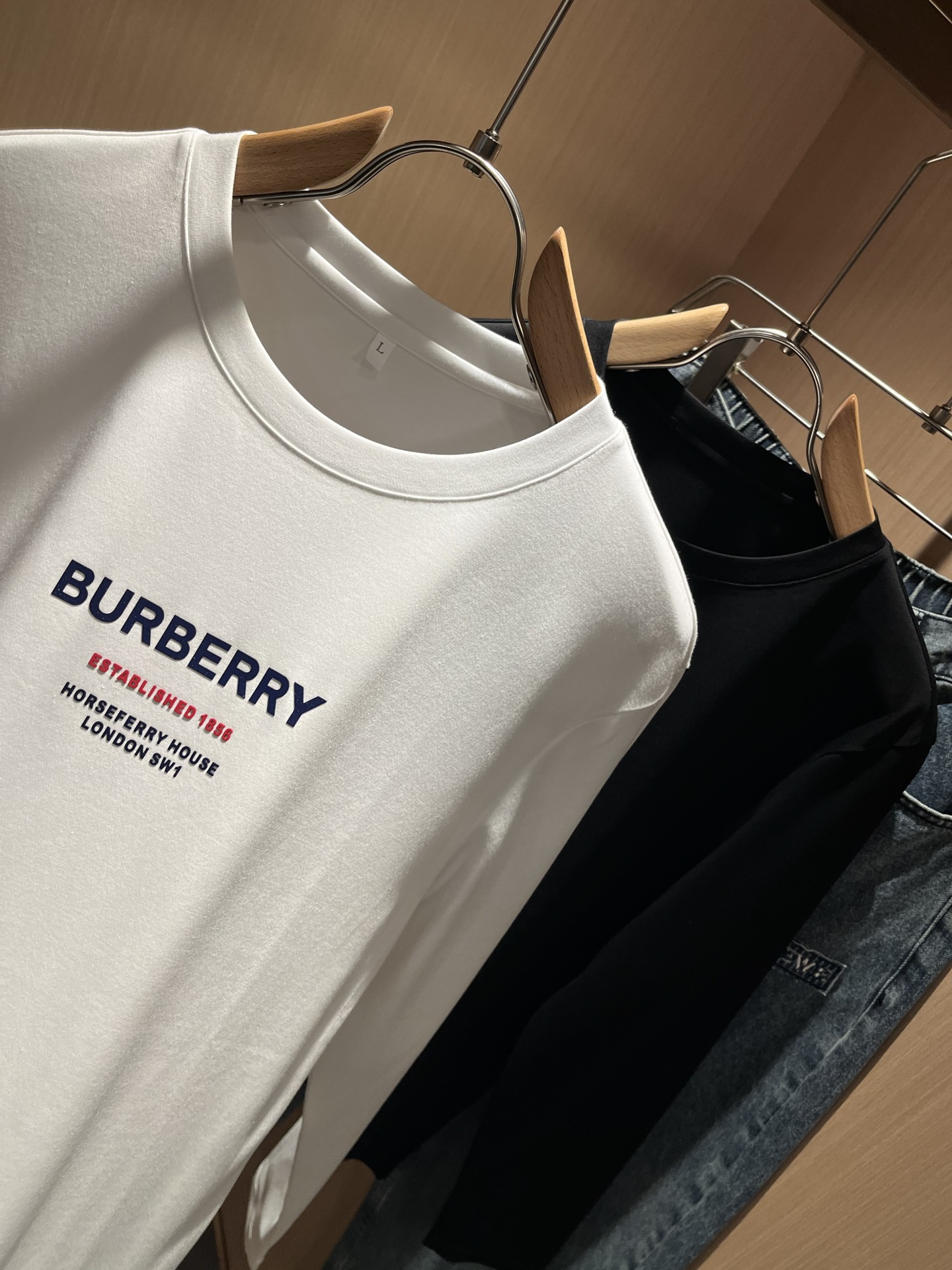 Bur*erry 巴*莉 2025秋季新款男士长袖打底，品牌最新设计元素！既不单调也不复杂,恰到好处的展