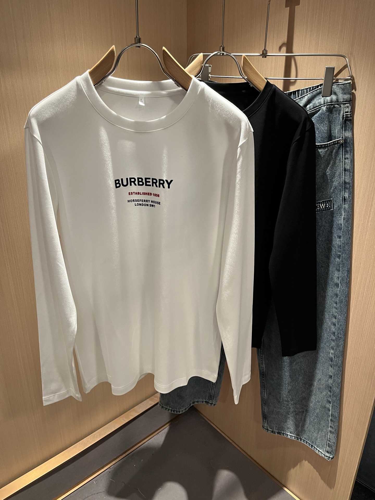 Bur*erry 巴*莉 2025秋季新款男士长袖打底，品牌最新设计元素！既不单调也不复杂,恰到好处的展