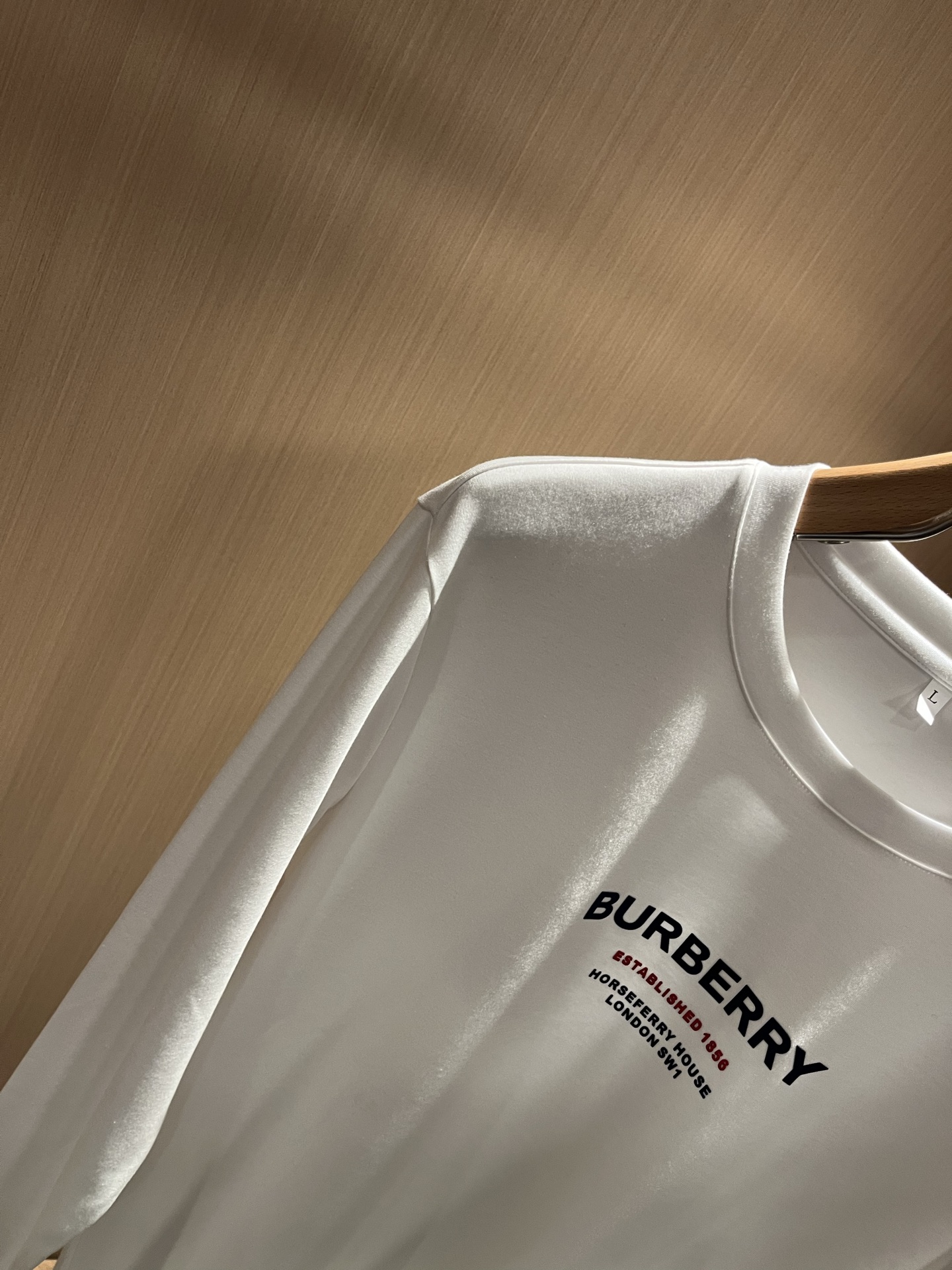 Bur*erry 巴*莉 2025秋季新款男士长袖打底，品牌最新设计元素！既不单调也不复杂,恰到好处的展