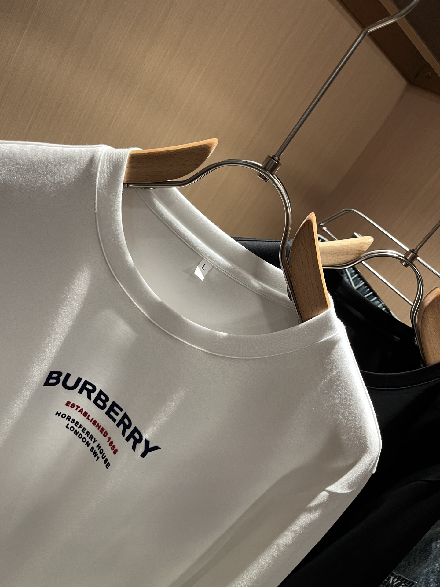 Bur*erry 巴*莉 2025秋季新款男士长袖打底，品牌最新设计元素！既不单调也不复杂,恰到好处的展