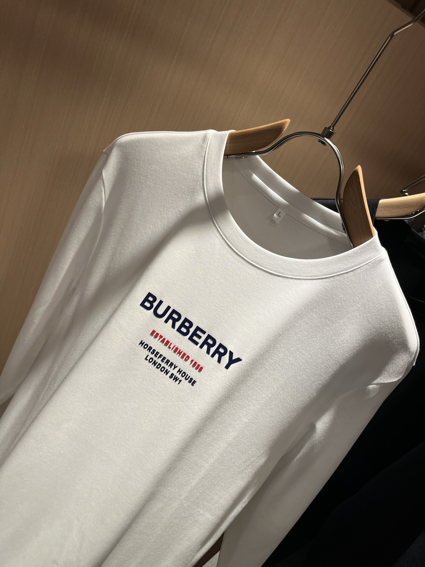 Bur*erry 巴*莉 2025秋季新款男士长袖打底，品牌最新设计元素！既不单调也不复杂,恰到好处的展