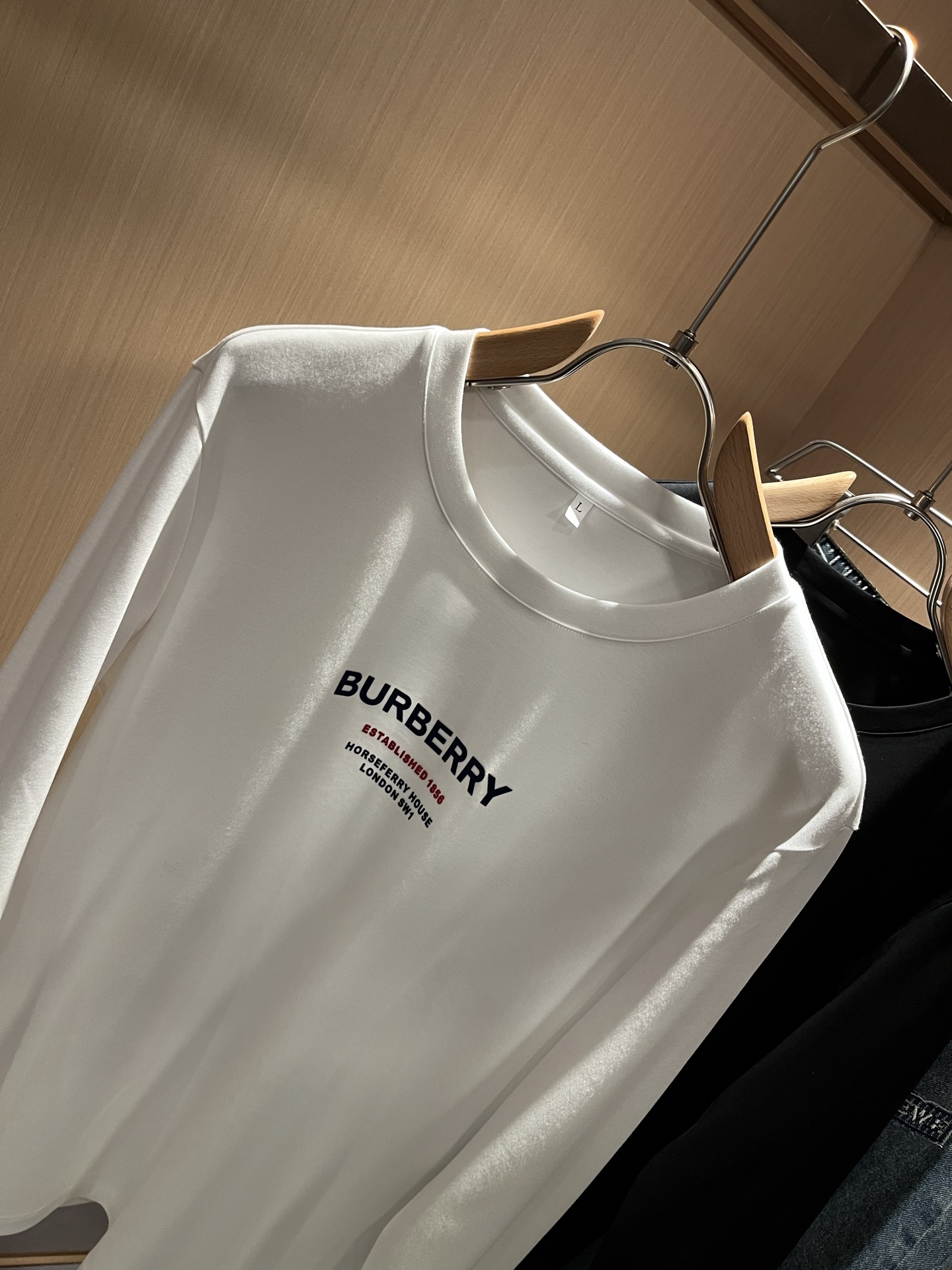 Bur*erry 巴*莉 2025秋季新款男士长袖打底，品牌最新设计元素！既不单调也不复杂,恰到好处的展