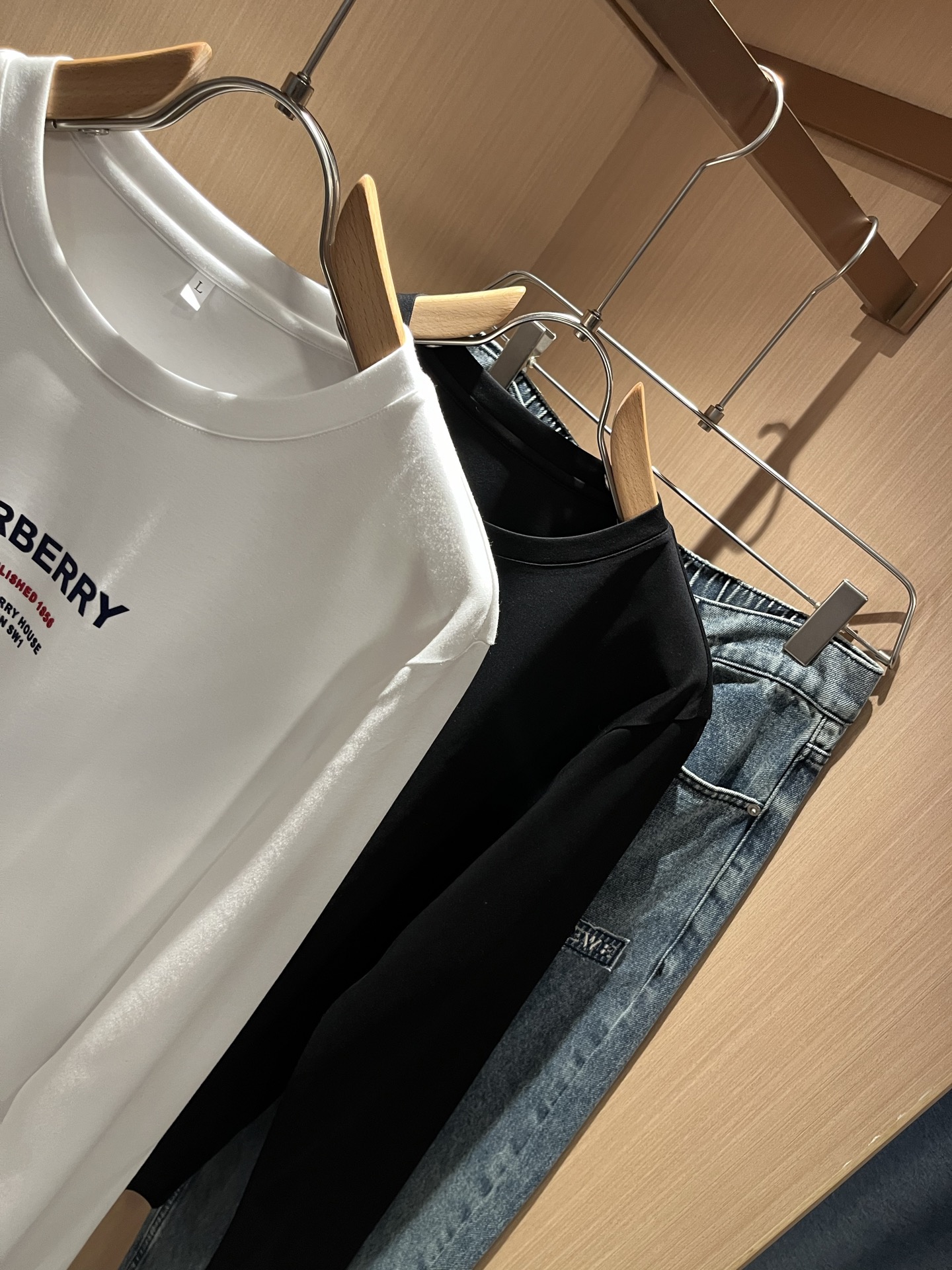 Bur*erry 巴*莉 2025秋季新款男士长袖打底，品牌最新设计元素！既不单调也不复杂,恰到好处的展