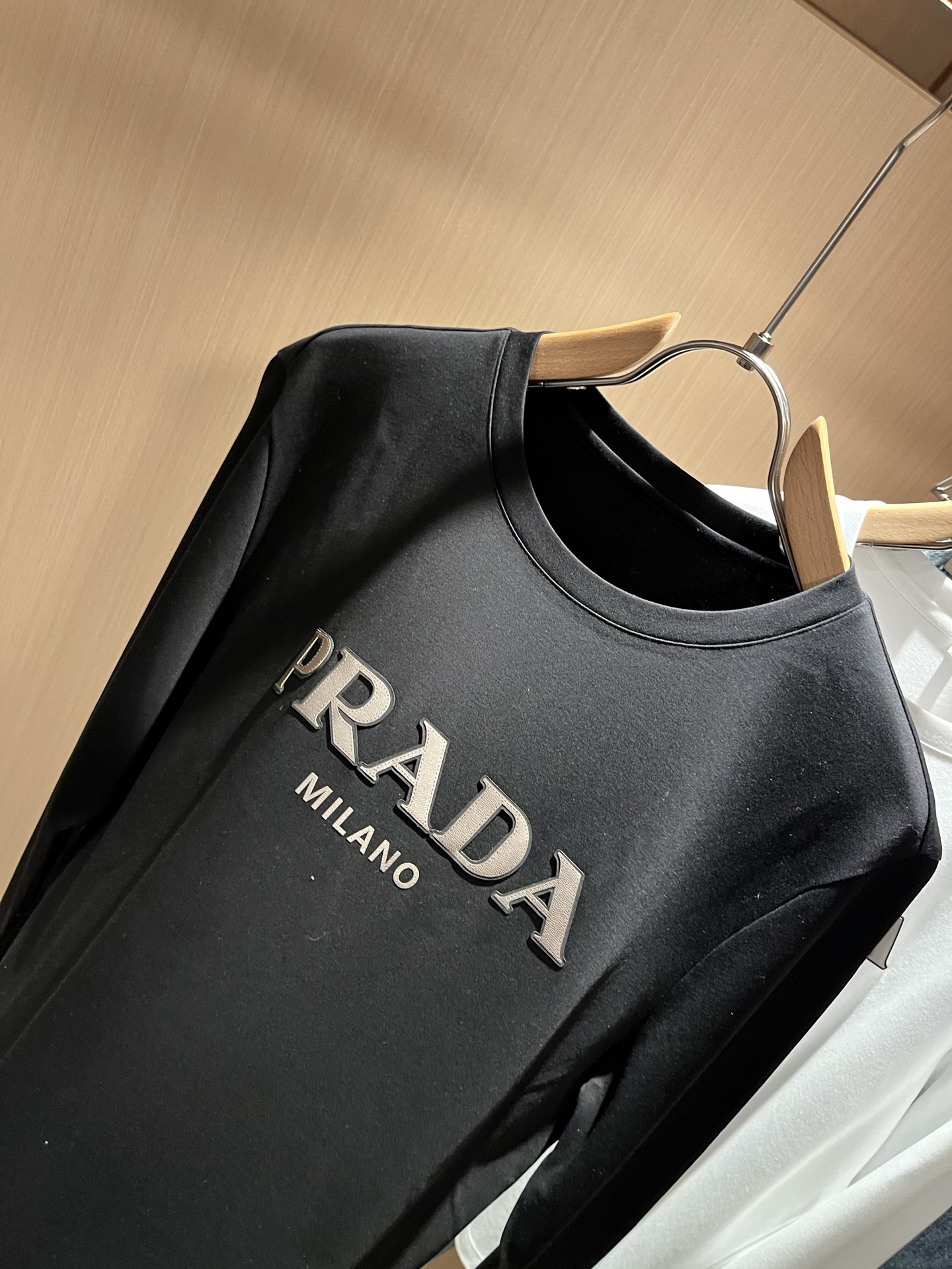 PRAD*A普*达2025秋冬新款男士长袖打底衫，最新款全网独家首上！！~既经典有时尚百搭，谁不爱啊，将