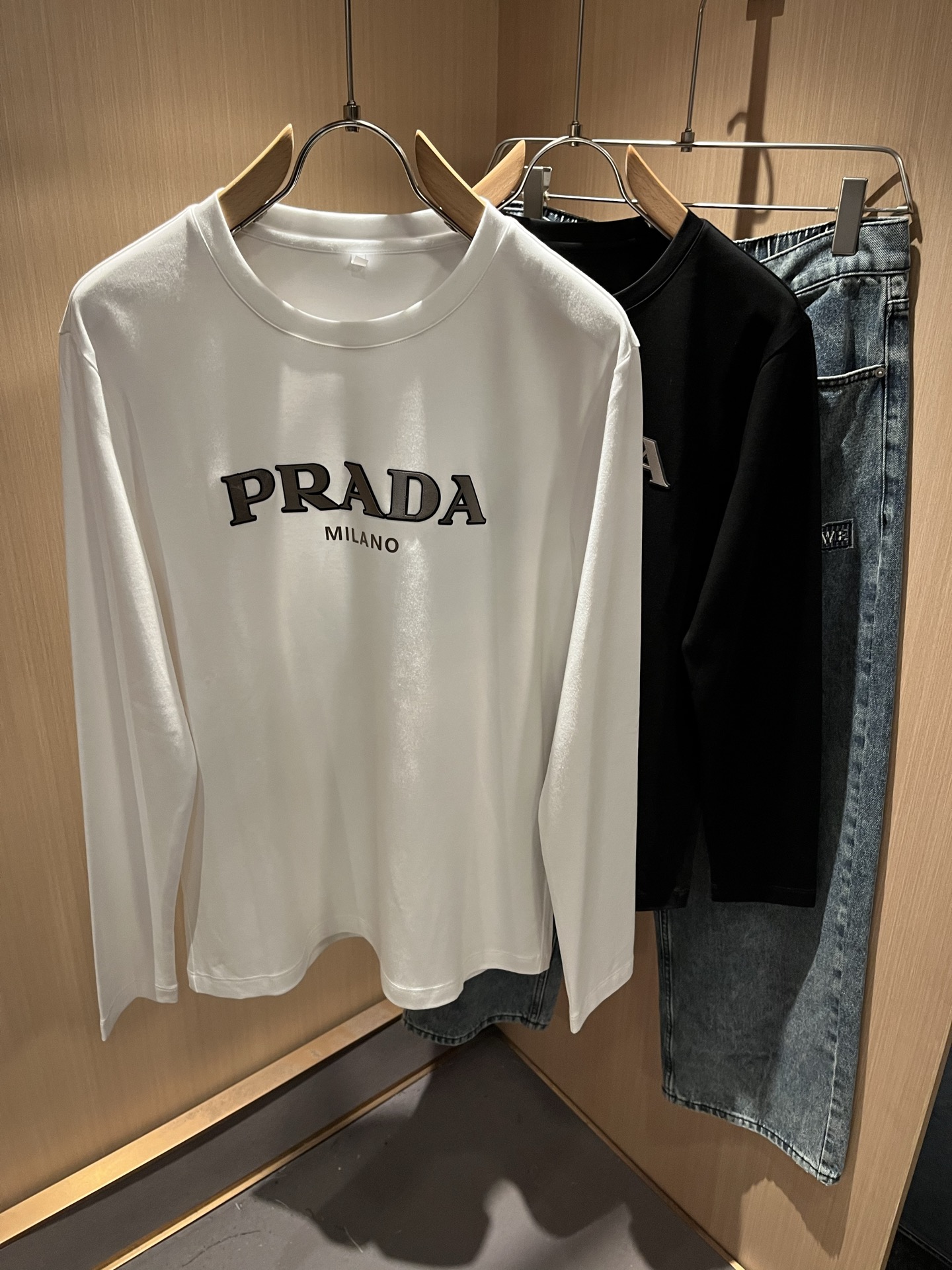 NO:530690,PRAD*A Pu*da 2025 autumn and winter new men's long-sleeved base shirt, the latest model is exclusively available on the entire network!  !  ~ It is classic and fashionable and versatile, who doesn’t like it? It will show the classic again. It is very pleasing to the eye and comes with a low luxury halo and recognition!  Pr*da's traditional brand concept and modern advanced technology are perfectly combined. Coupled with the extremely modern and modern minimalist design, P-family exclusive logo pattern design!  Customized 100% imported pure cotton fabric!  The texture of this model is quite touching, the specifications and grades are known with tentacles. The degree of delicateness and breathability are top-notch!  Size M-4XL, prada, alexander wang19860909PRAD*A普*达2025秋冬新款男士长袖打底衫,最新款全网独家首上！！~既经典有时尚百搭,谁不爱啊,将经典再次展现,非常的耐看,自带低奢光环与辨识度！Pr*da传统的品牌理念和现代化的先进技术进行了完美结合.加上极其现代摩登风范的简约设计,p家专属logo图案设计！定制百分百进口纯棉面料！此款的质感相当感人 触手便知规格档次 细腻程度与透气效果堪称顶级！尺码M-4XL,,prada,alexander wang,Men's clothing