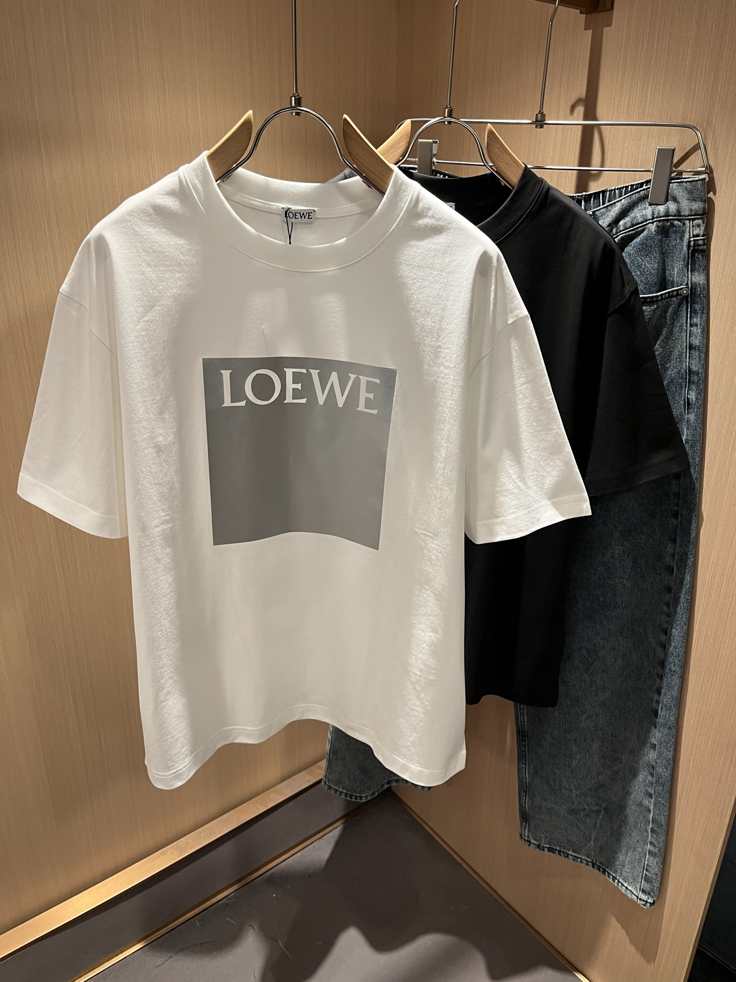 NO:526466,LOE*WE Luo*We Spring and summer new short-sleeved T-shirt for men and women, original Italian order channel, very personalized and high-end style, logo pattern glue pressing technology design!  Couple pure cotton short-sleeved T-shirt!  !  The latest fashion trends and popular products are here, and it is another simple and high-end fashion item. It is a fashion product with very high-end outfit charm. It is a must-have item for fashion trends!  Original Italian manufacturer channels, special-level orders, and released at the same time as Hong Kong, Macao and Taiwan buyers. This model is also the latest popular product of Luo Yiweijia this year and the most classic product. Its specifications and grades are beyond doubt!  !  The choice is very diverse, and it can be said that this model naturally has a fresh and natural feeling, showing the brand charm and high-end feeling. The texture of this model is very good, and the heavy weight and brilliant skin-friendliness that can be seen with hands are even better, and it is a complete enjoyment of wearing!  !  Size: M-3XL, loewe, loewe, T-shirt,tees, t-shirt,alexander wang19860909LOE*WE罗*威 春夏新款男女同款短袖T恤,意大利原厂订单渠道,极具个性高级风,标志logo图案压胶工艺设计！情侣款纯棉短袖T恤！！最新时尚潮流人气产物驾到,又是一款简约高级的时尚单品,穿搭魅力十分高级不俗的时尚产物 ,时尚潮流必备单品！意大利原厂渠道,特供级别订单,同步港澳台买手店发布,此款也是罗意威家今年的最新人气产物,也是最经典的产物,其规格跟档次更是毋庸置疑！！ 选择极具多样化,言而喻此款自然具备那种清新自然的感觉,彰显品牌魅力与高级感,此款的质感十分的到位,用手可以感知的重磅跟出彩亲肤程度更是上佳,十足的穿着享受！！尺码: M-3XL,,loewe,loewe,T-shirt,tees，t-shirt,alexander wang,Men's clothing