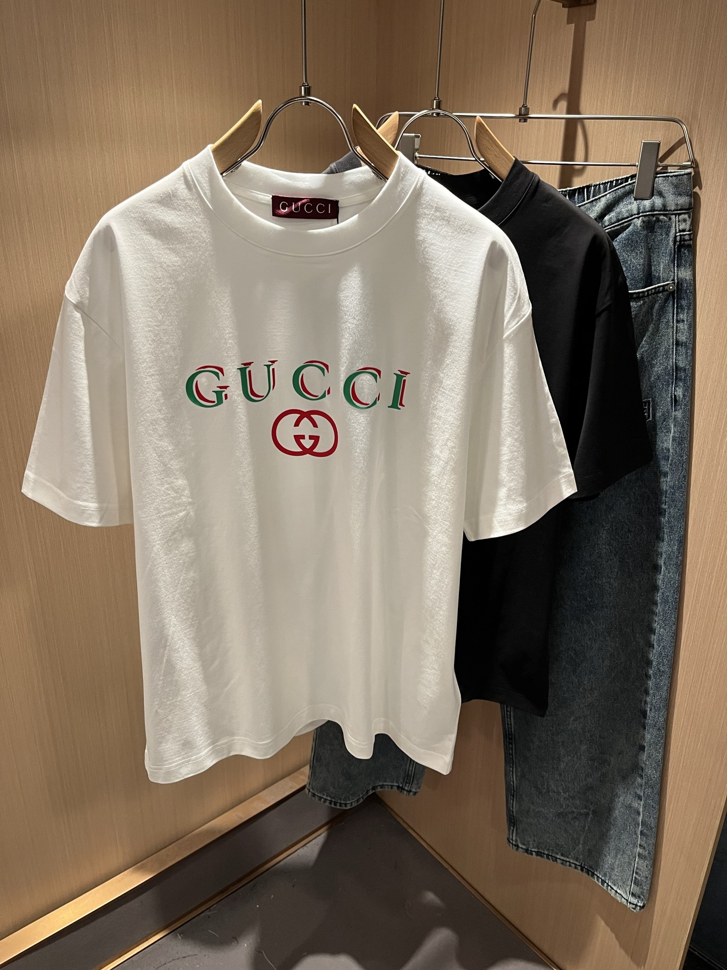 NO:526460,Gucc* Gujia Spring and summer new style for men and women and couples casual loose cotton round neck short-sleeved T-shirt!  Trading companies have sparse channels and are released on the official website at the same time!  The latest spring and summer series, classic fashion design elements, injecting full vitality into the new series. This T-shirt is carefully selected for imported cotton fabrics. The fabric feels skin-friendly and soft and delicate, and the body logo is glued!  It has an extremely comfortable and breathable wearing experience. The whole item is very eye-catching and fashionable, and is deeply loved by young people today!  The loose round neck cut is a neutral style regardless of age and gender, suitable for matching all the styles and looks you need in your daily life!  It is recommended to wear couple outfits to go out on the street to make it more pleasing to the eye!  Size M-3XL, gucci, gucci, T-shirt, tees, t-shirt, alexander wang19860909Gucc*古家 春夏新款男女同情侣款休闲宽松棉质圆领短袖T恤衫！贸易公司渠道稀出,同步官网发售 ！ 春夏最新系列,经典时尚设计元素,为全新系列注入满满活力,这款T恤衫用心甄选客供进口棉面料制成,面料手感亲肤柔软细腻,衣身logo压胶设计！拥有着无比舒适透气性的穿着体验,整件单品极具吸睛度与时尚感,深受当下年轻人的喜爱！基础宽松的圆领版型裁剪,不分年龄与性别的中性款式,适合搭配你日常所需的所有风格与造型！建议搭配情侣装出街会更为养眼出色！尺码M-3XL,,gucci,gucci,T-shirt,tees，t-shirt,alexander wang,Men's clothing