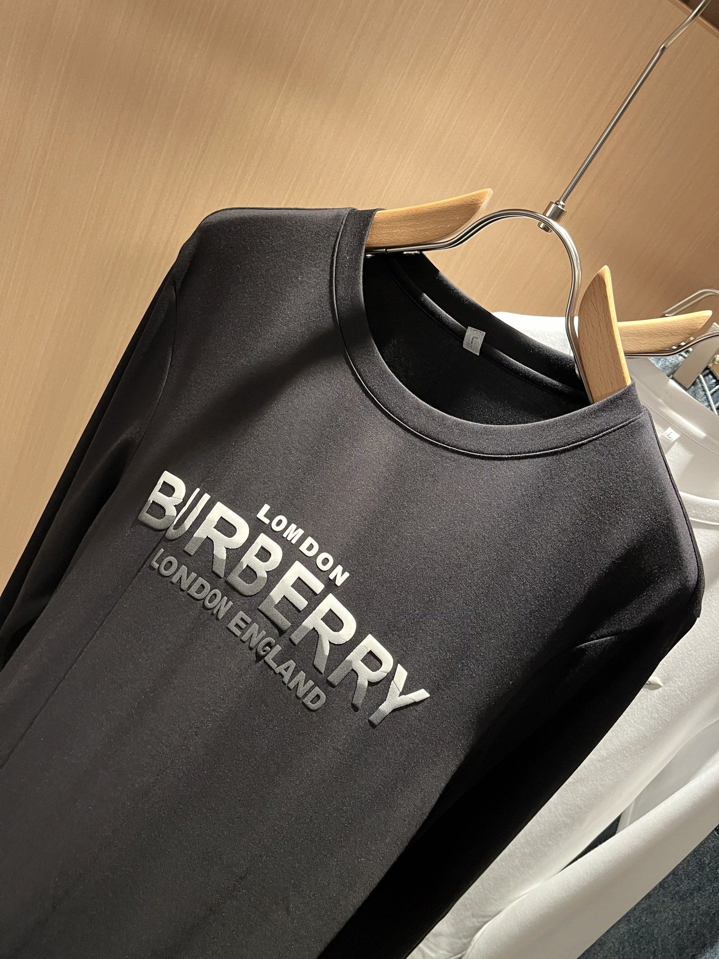 Bur*erry 巴*莉 2025秋季新款男士长袖打底，品牌最新设计元素！既不单调也不复杂,恰到好处的展