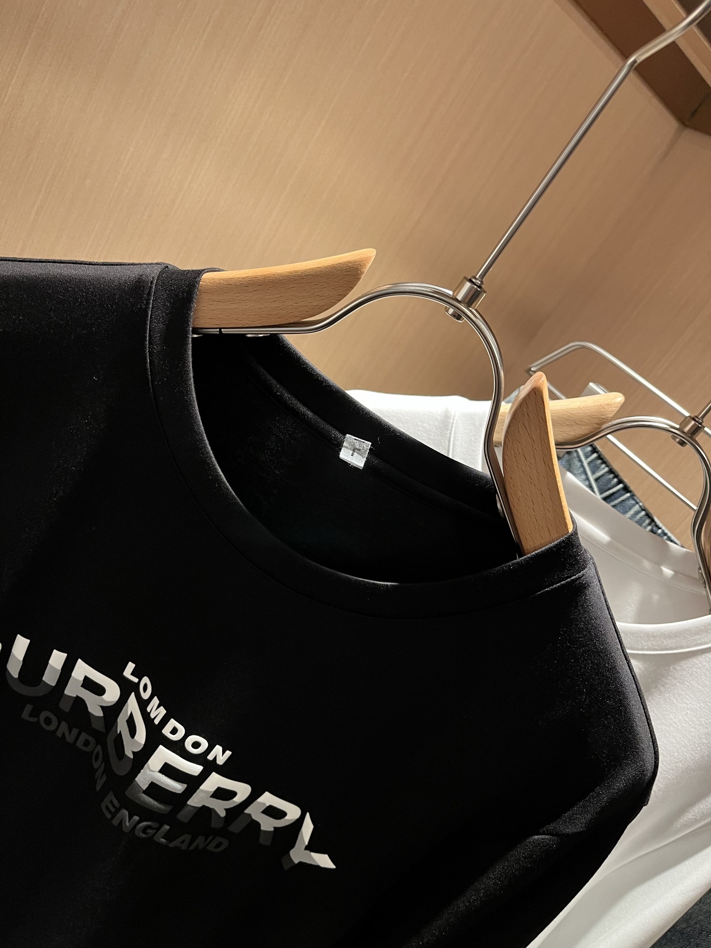 Bur*erry 巴*莉 2025秋季新款男士长袖打底，品牌最新设计元素！既不单调也不复杂,恰到好处的展