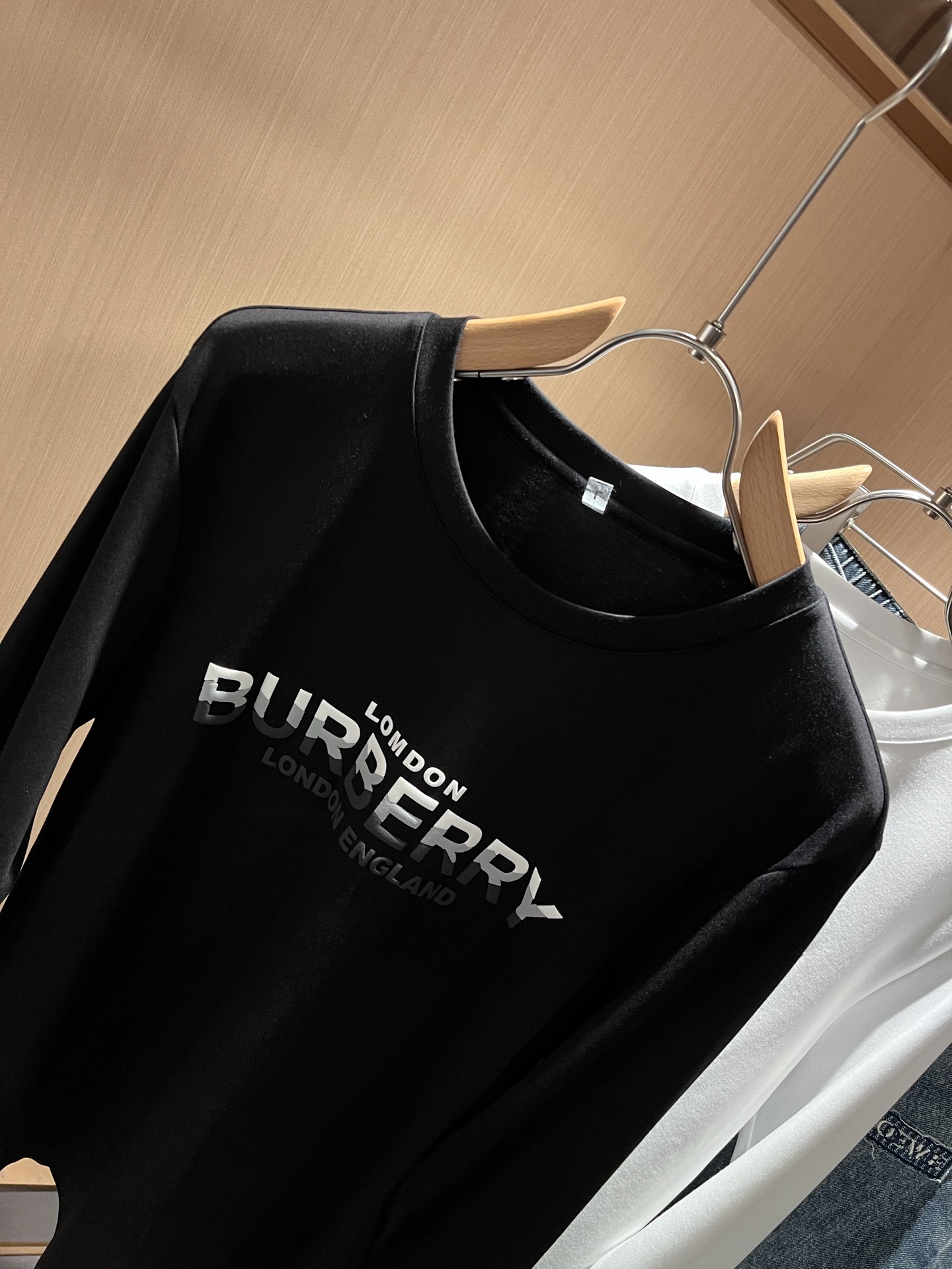 Bur*erry 巴*莉 2025秋季新款男士长袖打底，品牌最新设计元素！既不单调也不复杂,恰到好处的展