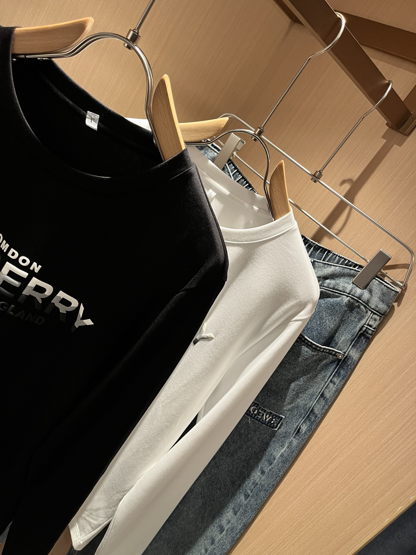 Bur*erry 巴*莉 2025秋季新款男士长袖打底，品牌最新设计元素！既不单调也不复杂,恰到好处的展