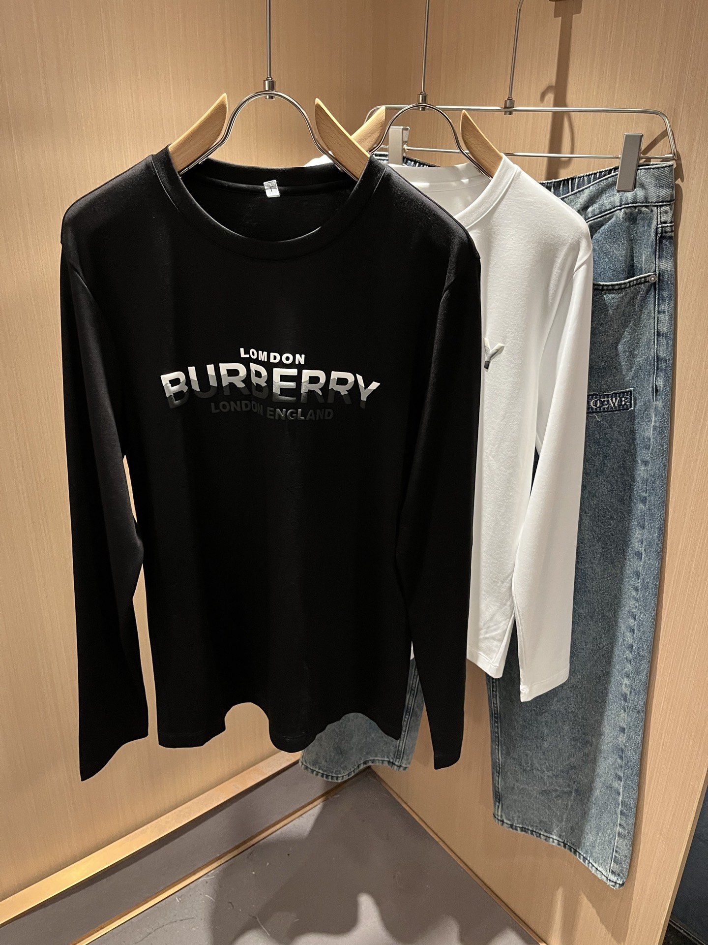 Bur*erry 巴*莉 2025秋季新款男士长袖打底，品牌最新设计元素！既不单调也不复杂,恰到好处的展