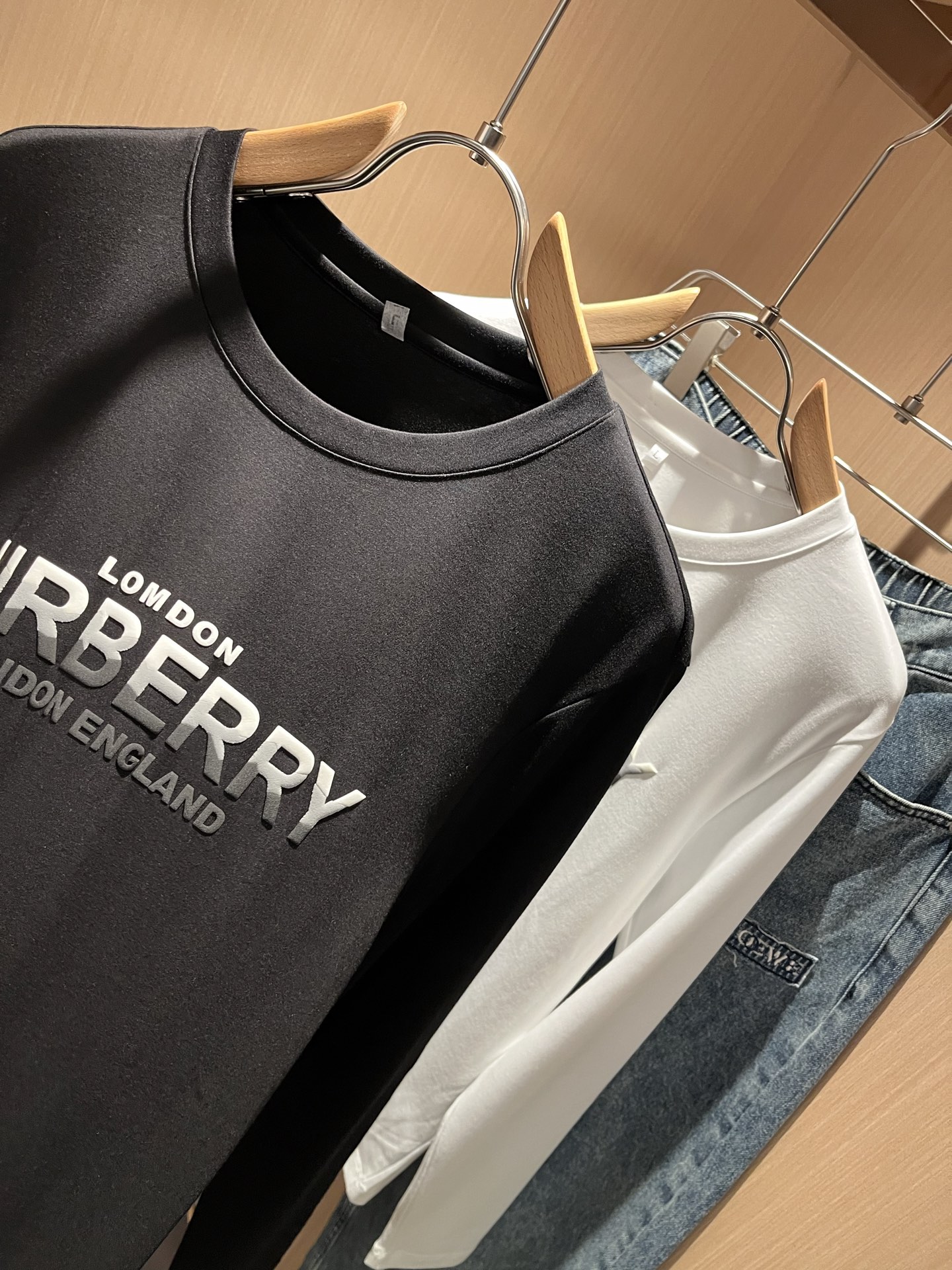 Bur*erry 巴*莉 2025秋季新款男士长袖打底，品牌最新设计元素！既不单调也不复杂,恰到好处的展