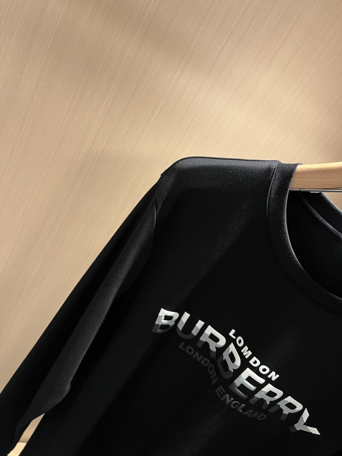 Bur*erry 巴*莉 2025秋季新款男士长袖打底，品牌最新设计元素！既不单调也不复杂,恰到好处的展