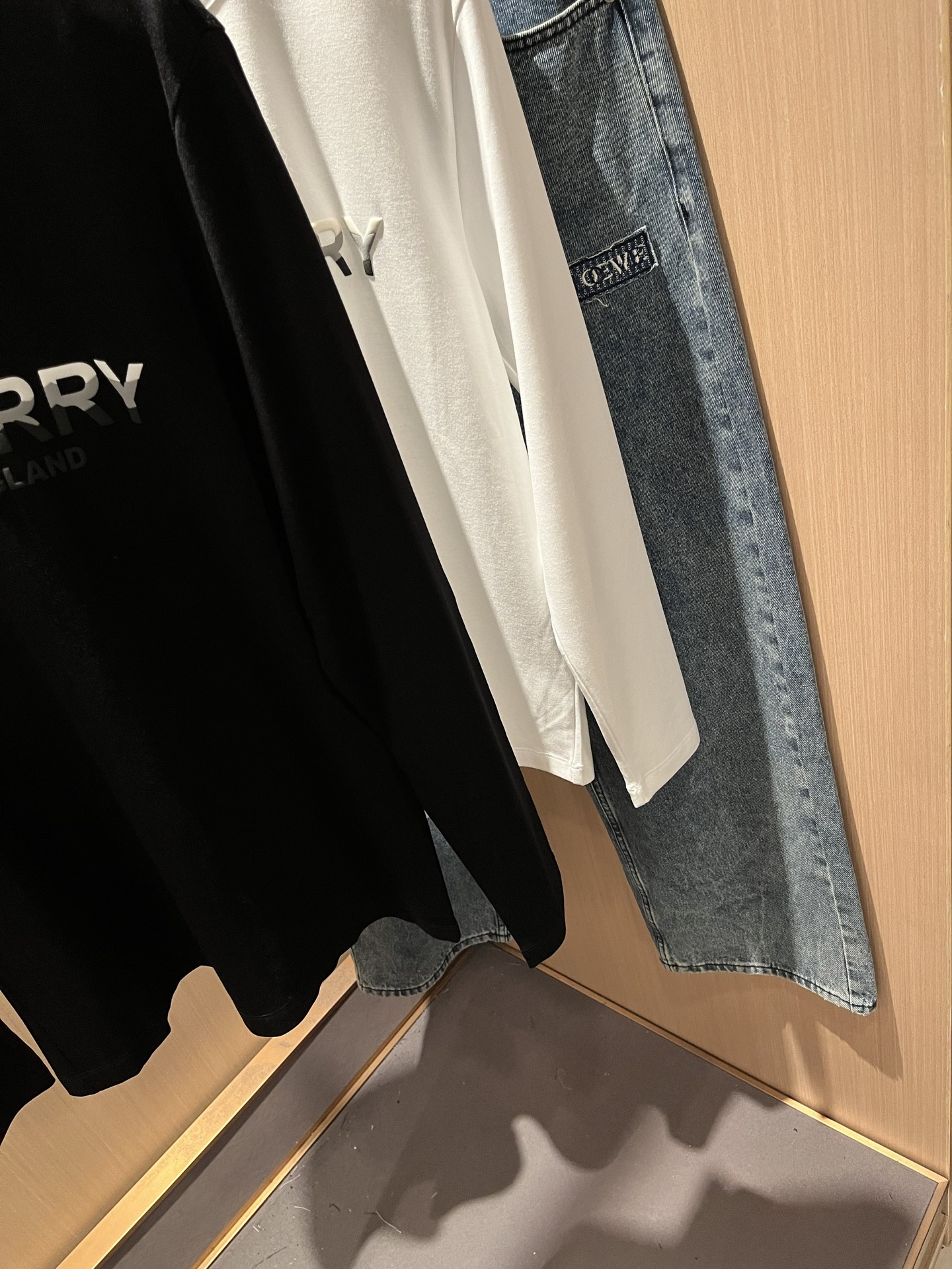 Bur*erry 巴*莉 2025秋季新款男士长袖打底，品牌最新设计元素！既不单调也不复杂,恰到好处的展