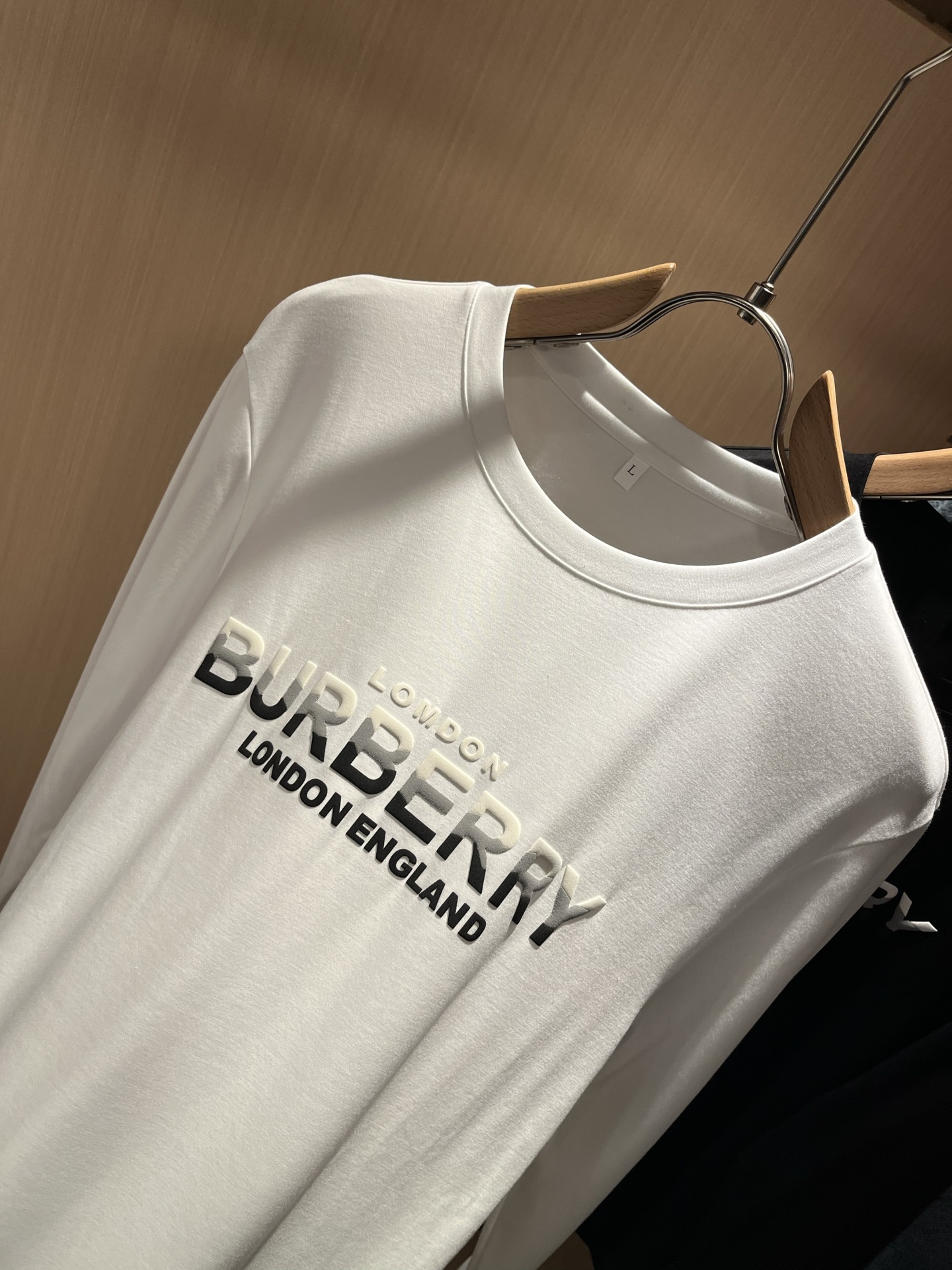 Bur*erry 巴*莉 2025秋季新款男士长袖打底，品牌最新设计元素！既不单调也不复杂,恰到好处的展